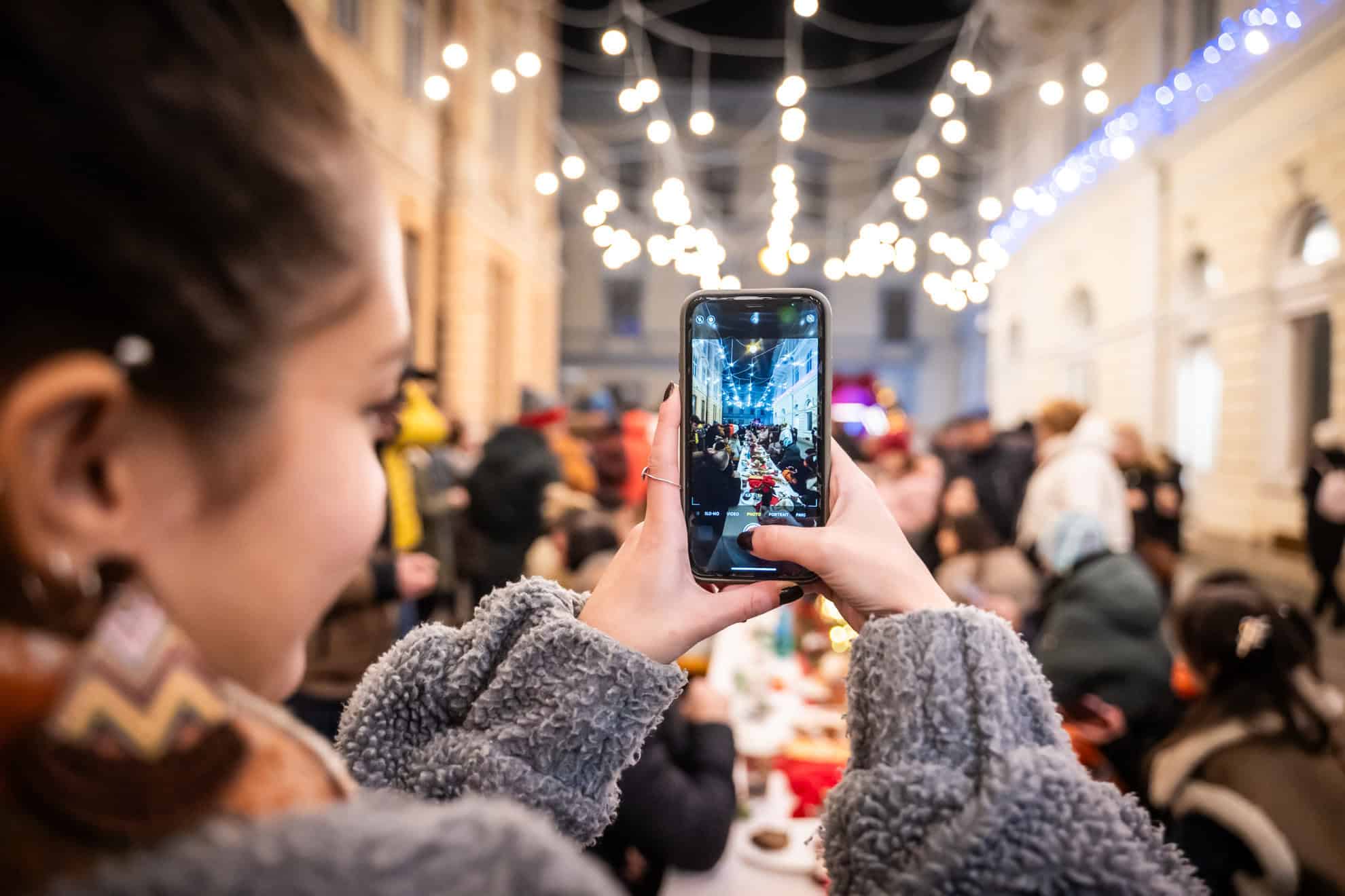 Premieră superbă la Sibiu. Zeci de oameni au împărțit mâncarea și bunătăți aduse de acasă la “Community Diner” (foto)