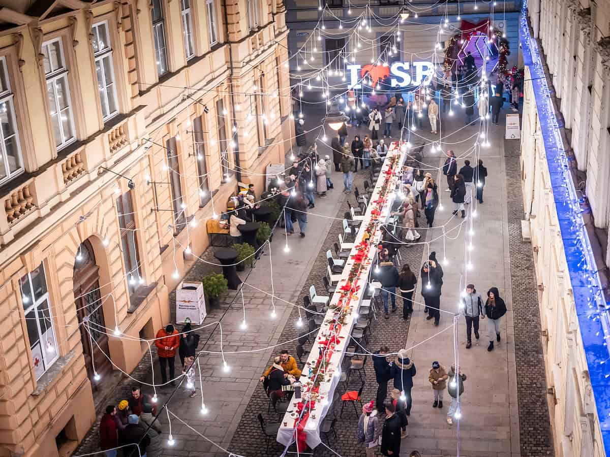 Premieră superbă la Sibiu. Zeci de oameni au împărțit mâncarea și bunătăți aduse de acasă la “Community Diner” (foto)