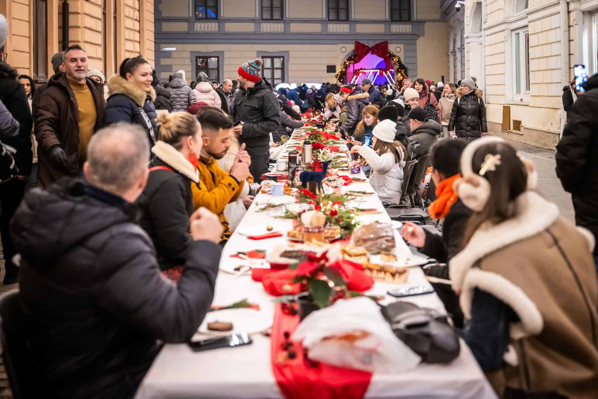 Premieră superbă la Sibiu. Zeci de oameni au împărțit mâncarea și bunătăți aduse de acasă la “Community Diner” (foto)