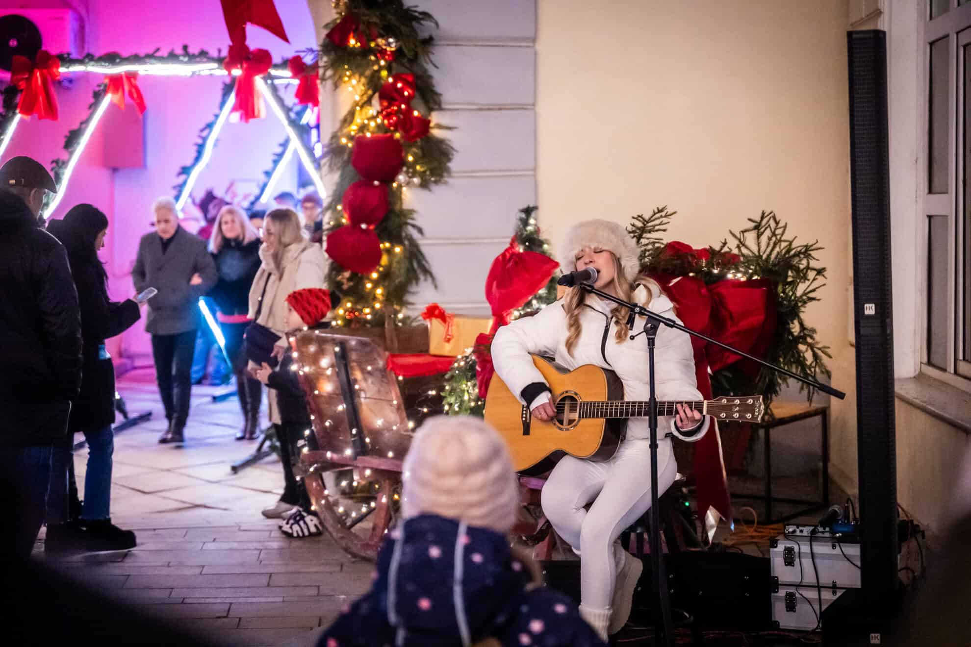 Premieră superbă la Sibiu. Zeci de oameni au împărțit mâncarea și bunătăți aduse de acasă la “Community Diner” (foto)