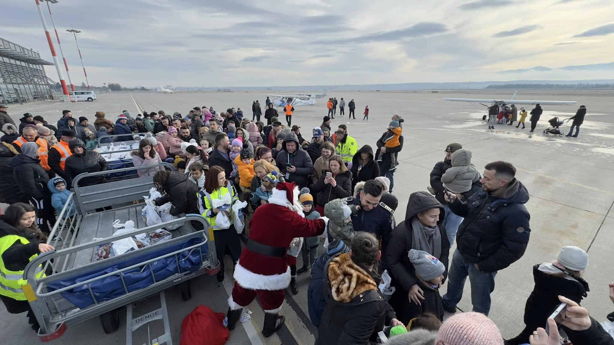 Surpriză la Aeroport. Moș Crăciun a venit cu avionul la Sibiu