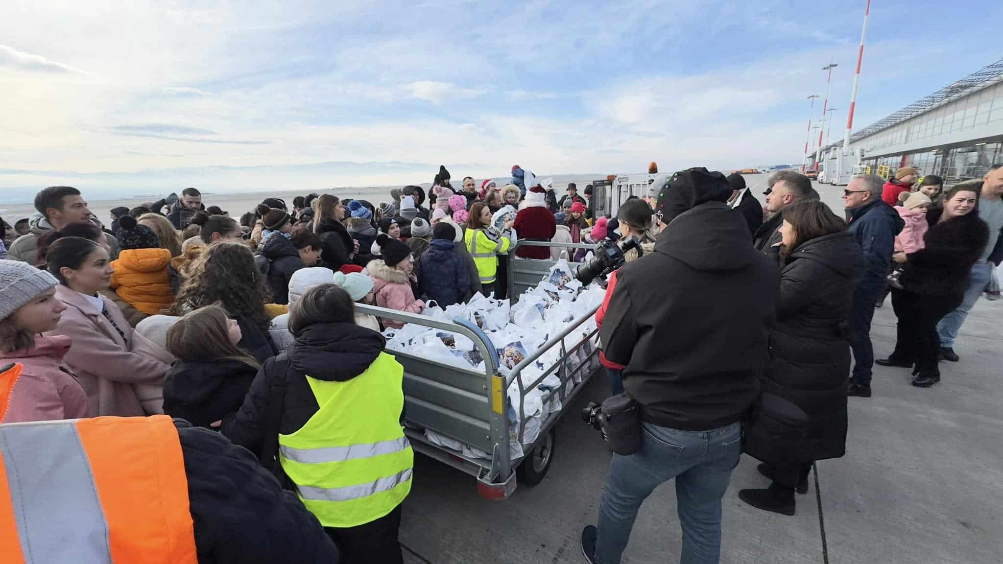 Surpriză la Aeroport. Moș Crăciun a venit cu avionul la Sibiu