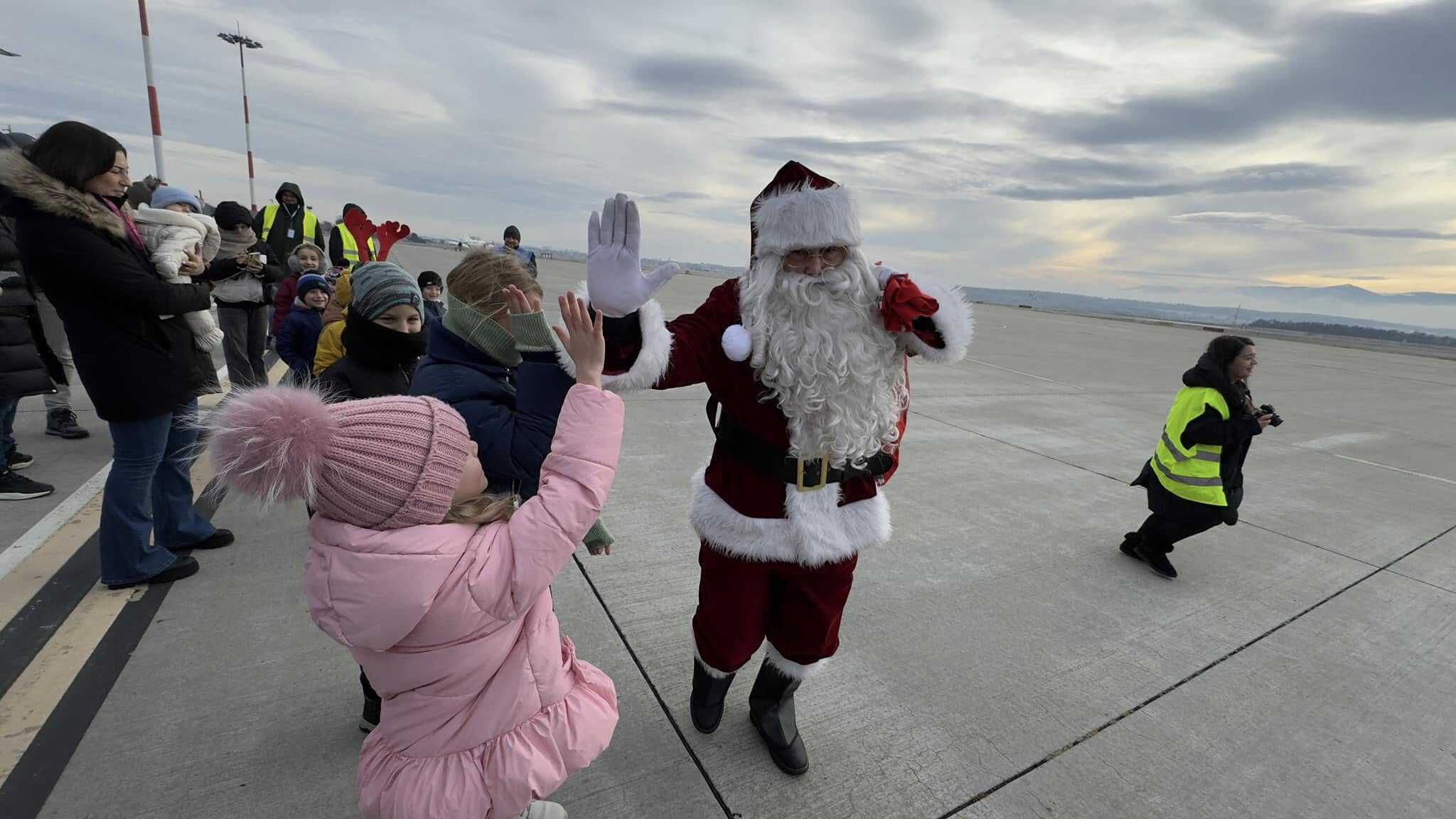 Surpriză la Aeroport. Moș Crăciun a venit cu avionul la Sibiu