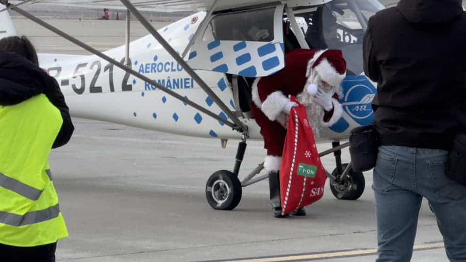 Surpriză la Aeroport. Moș Crăciun a venit cu avionul la Sibiu