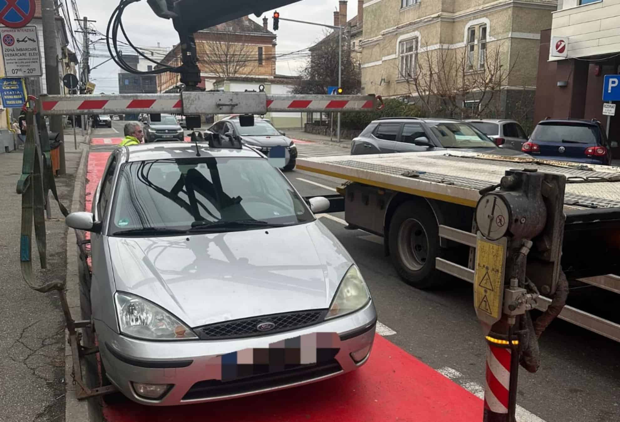 Zeci de șoferi amendați în Sibiu pentru că au parcat în intersecții. Unul avea și anvelopele uzate (foto)