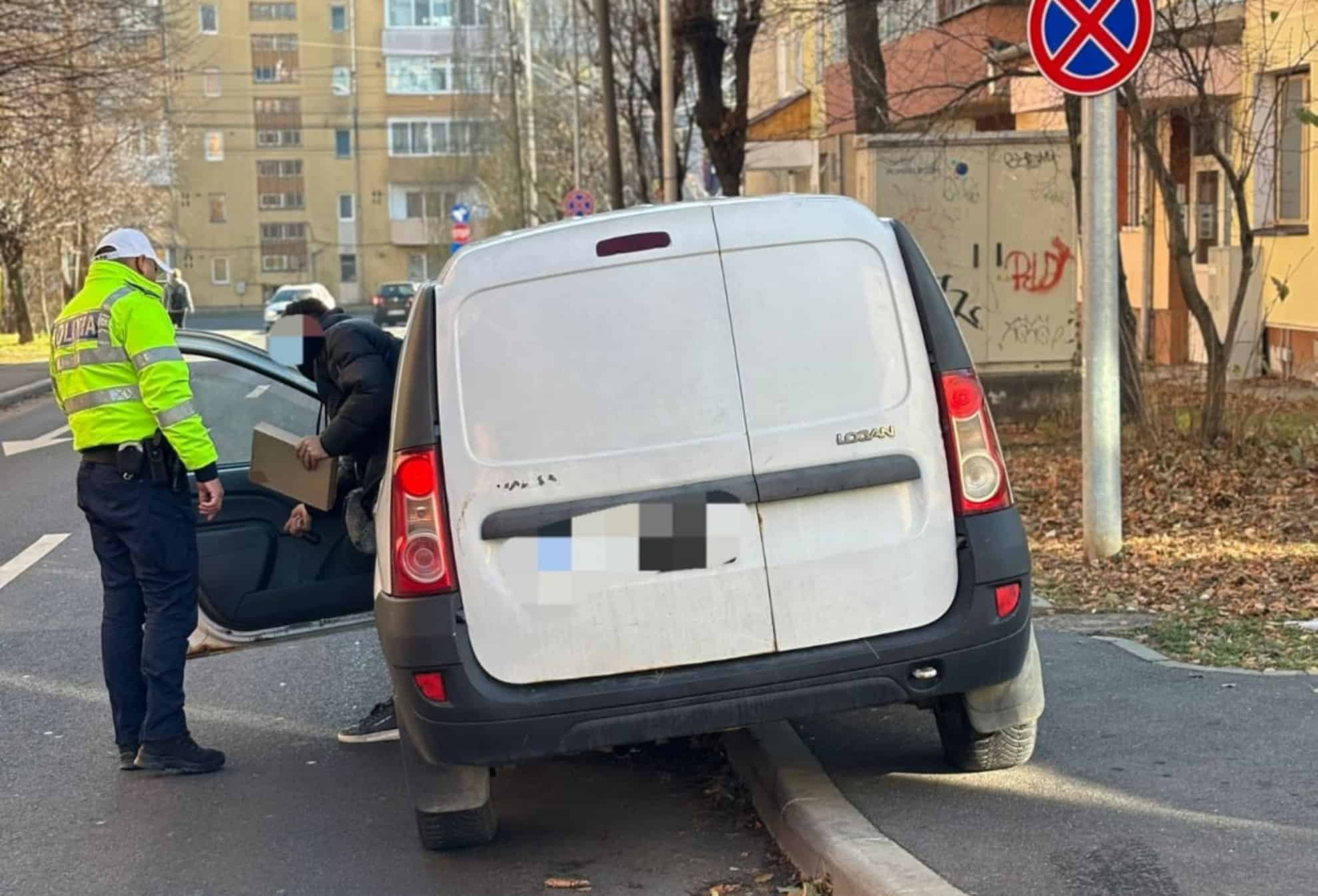 Zeci de șoferi amendați în Sibiu pentru că au parcat în intersecții. Unul avea și anvelopele uzate (foto)