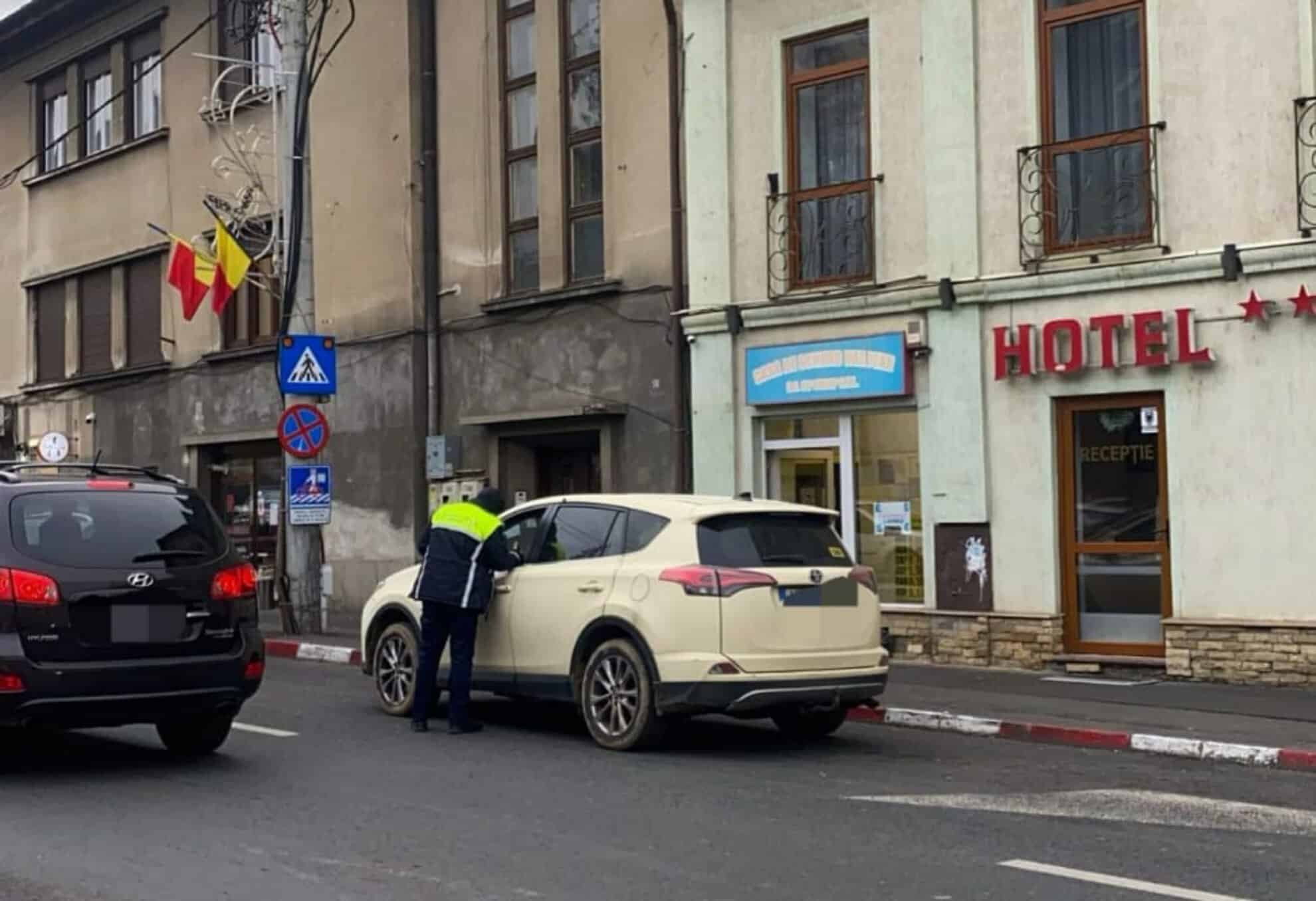 Zeci de șoferi amendați în Sibiu pentru că au parcat în intersecții. Unul avea și anvelopele uzate (foto)