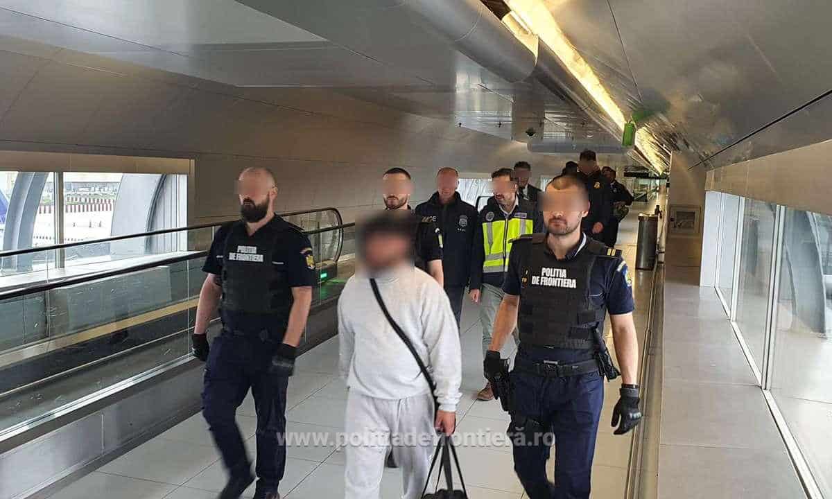 Patru români dați în urmărire internațională, ”repatriați” de Poliția Română