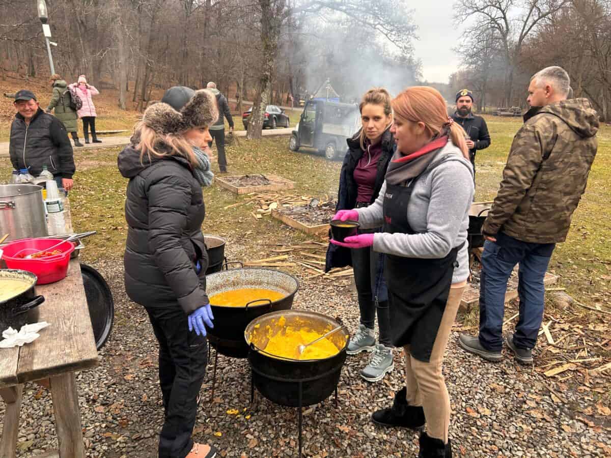 Zeci de pofticioși au venit în Muzeul Astra, la pomana porcului. „Este super fain” (foto, video)