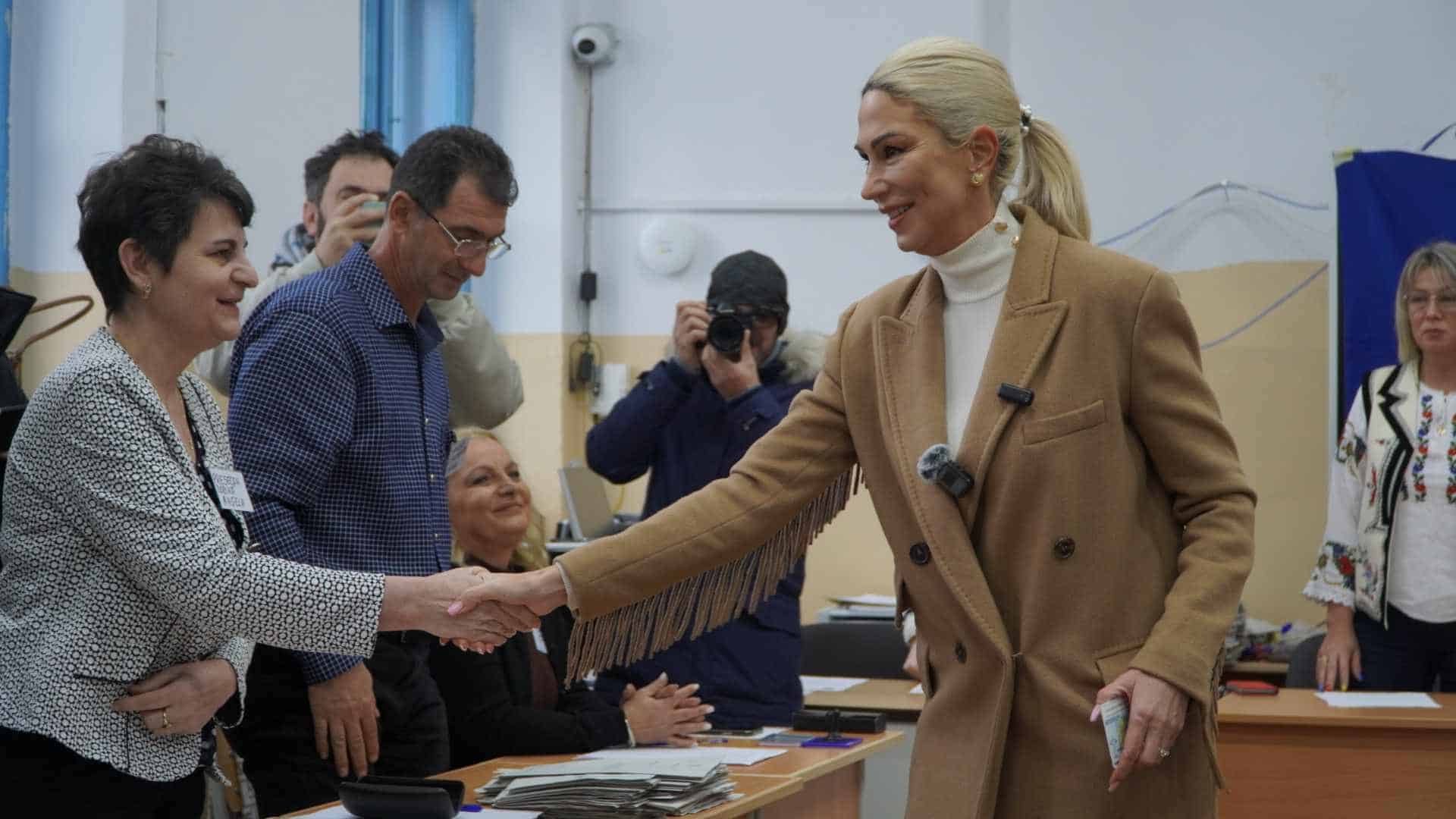 Raluca Turcan a votat dis de dimineață la Sibiu. „ Puterea este în mâinile românilor” (foto video)