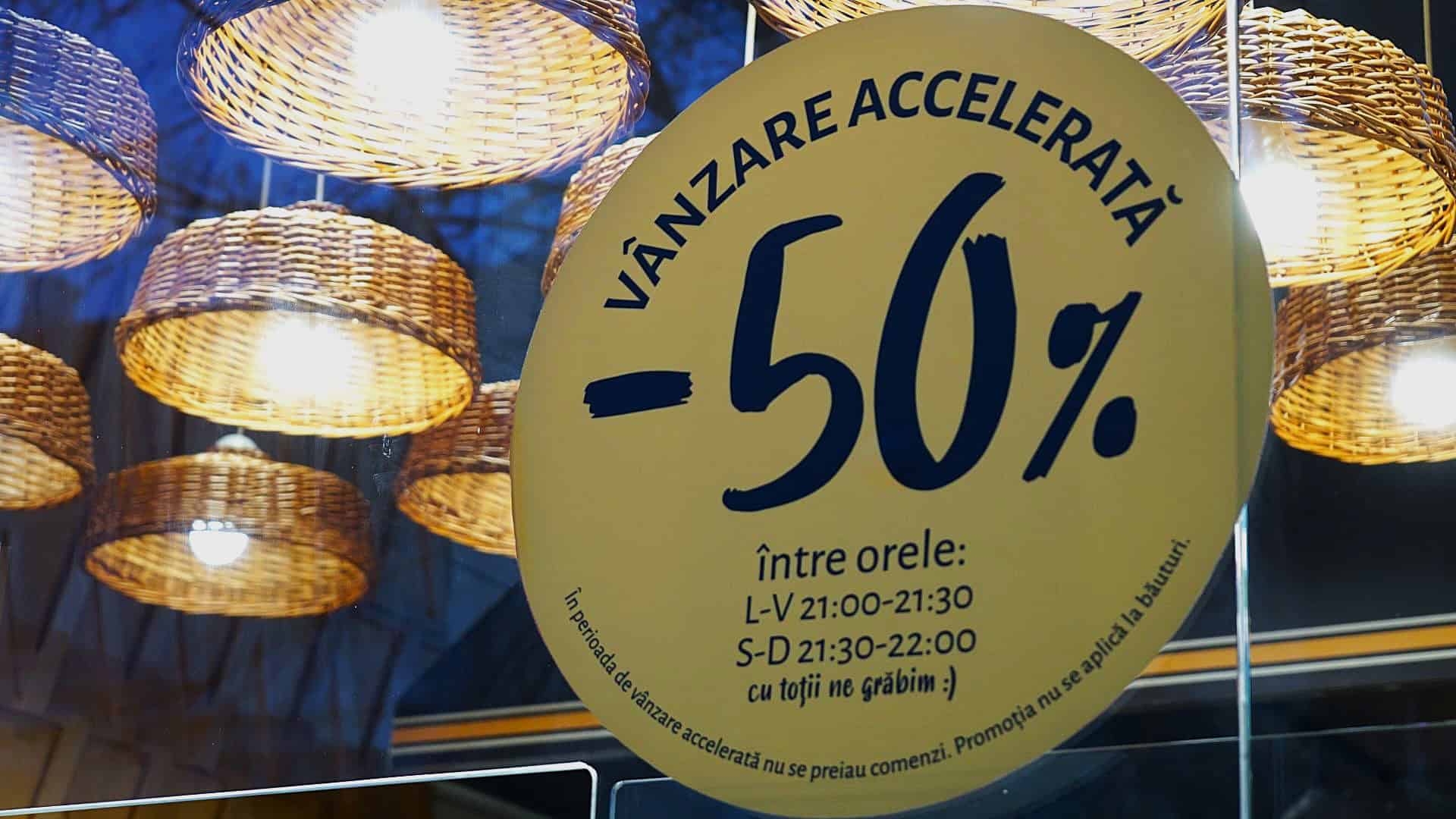 Reduceri de 50 la sută seara, rețetă de succes pentru simingerii și fast food-uri la Sibiu. Se vinde tot! (video foto)