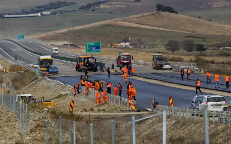 Deținuții care vor lucra pe șantierele autostrăzilor din România, primesc bani și reducerea pedepsei