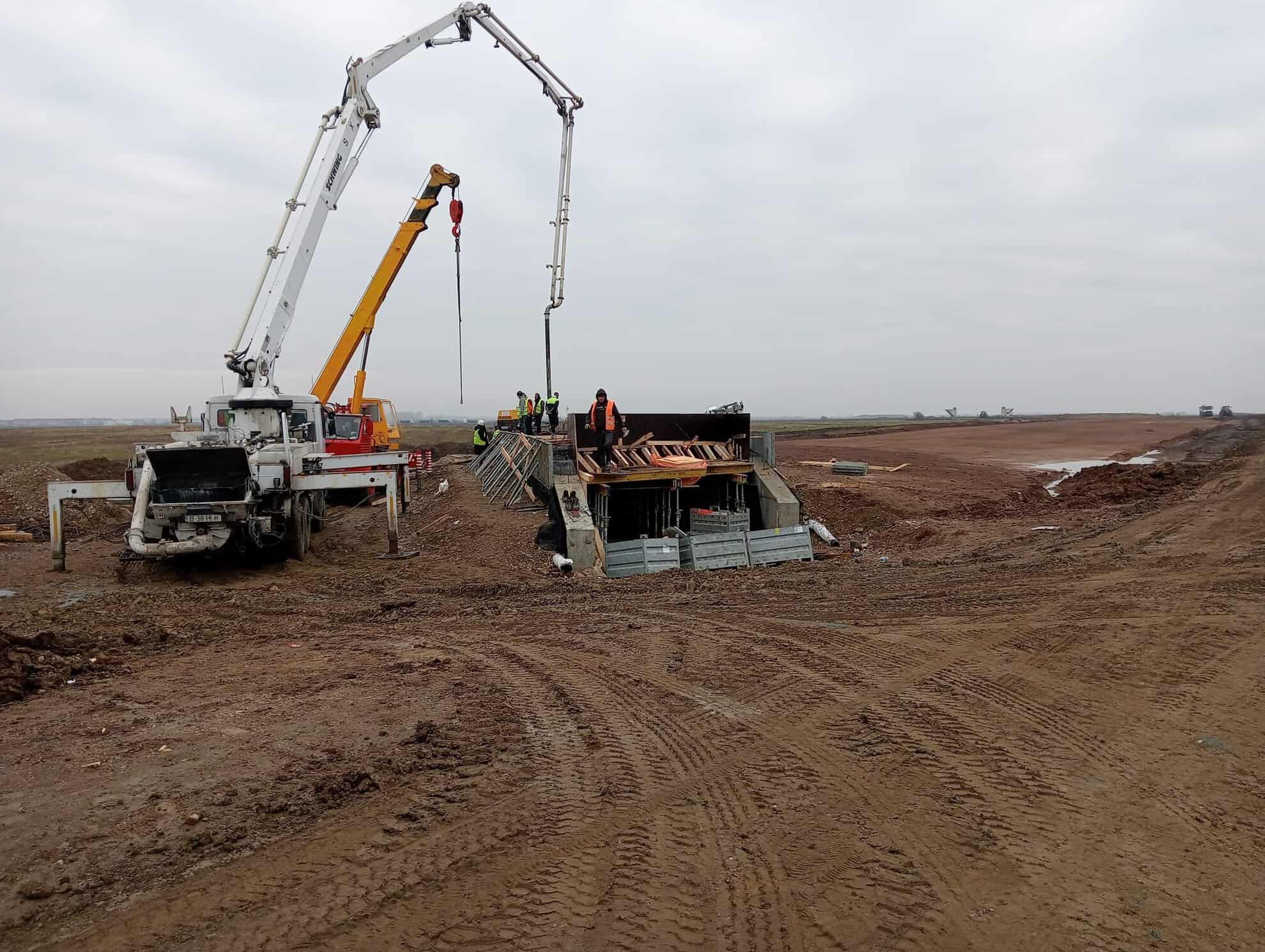 Se construieste un nou nod rutier pe autostrada Sibiu - Nădlac. Lucrările sunt finalizate în proporție de 40 la sută (foto)