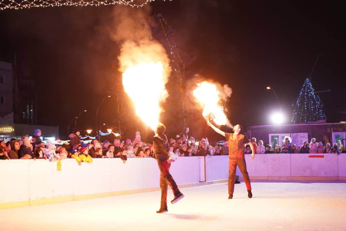 BIBI, acrobații pe gheață și Moș Crăciun, au încântat medieșenii la deschiderea Târgului de Sărbători (foto)