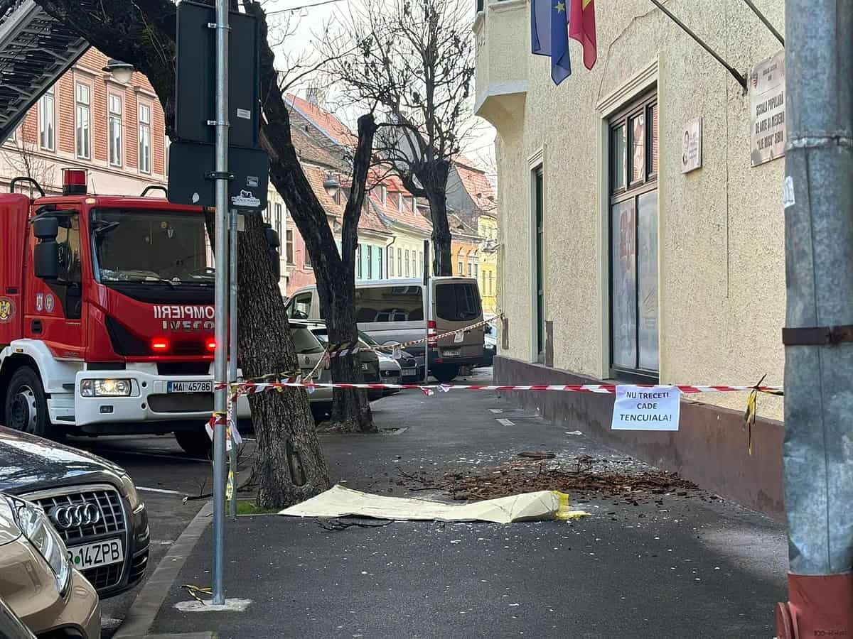 Trafic blocat pe strada Avram Iancu. Cade tencuiala de pe o clădire (foto video)