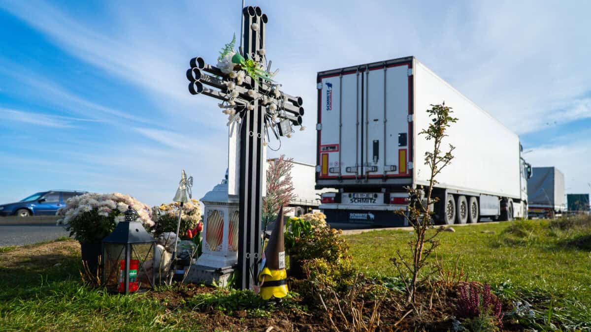 Doi ani de la accidentul mortal de la Dedeman. Camioanele parchează în continuare fără probleme în zonă (video foto)