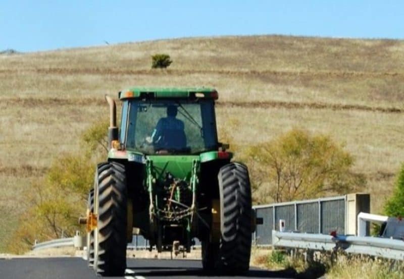 Sătean din Sadu prins beat la volanul tractorului. Nu are nici permis