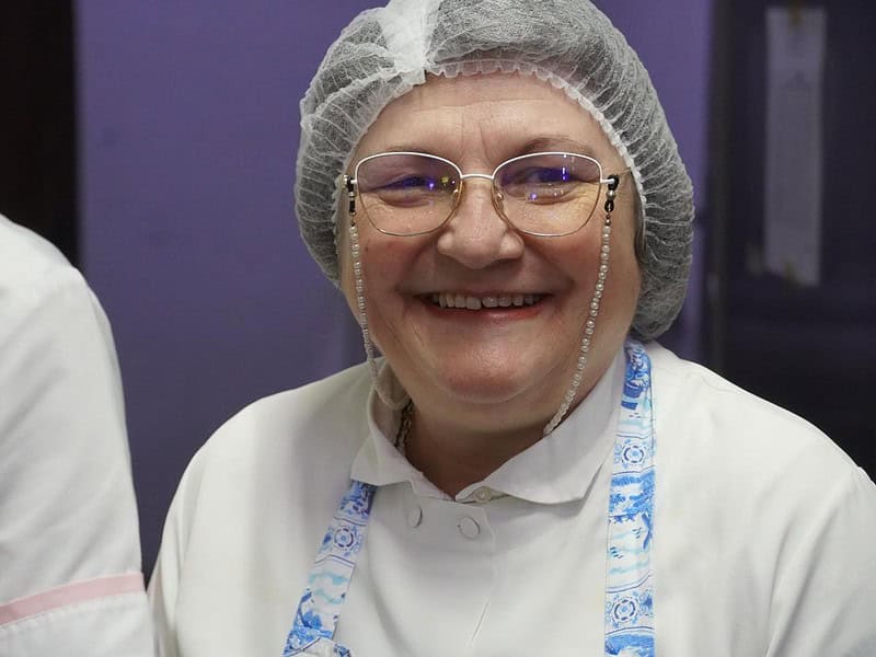 Tanti Cornelia din Rășinari gătește zilnic pentru 600 de copii. Pe chef Scărlătescu l-a dat gata cu ”scoica” rășinăreană