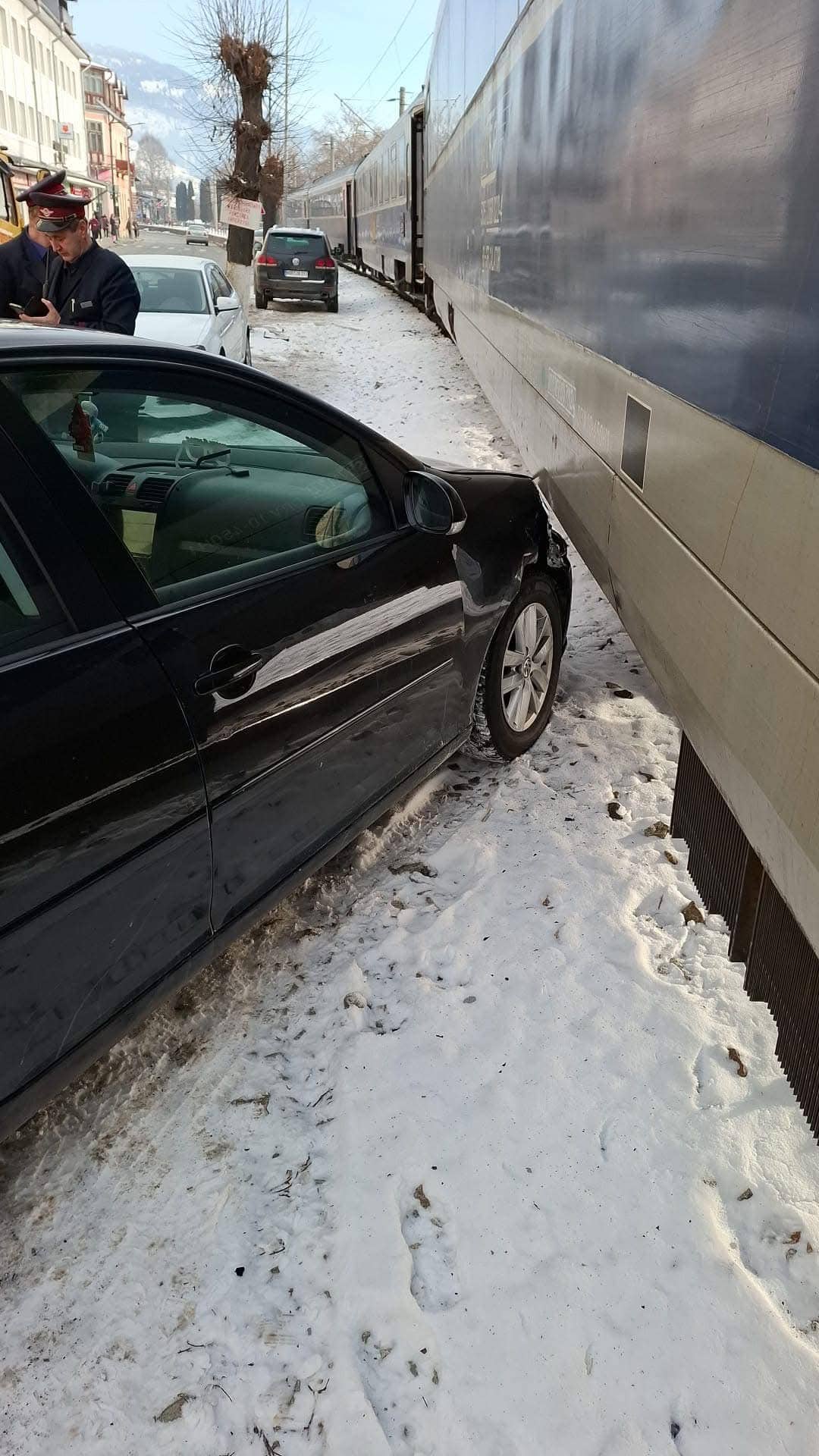 Mașină din Sibiu lovită de un tren la Vatra Dornei. Era parcată prea aproape de calea ferată (foto)