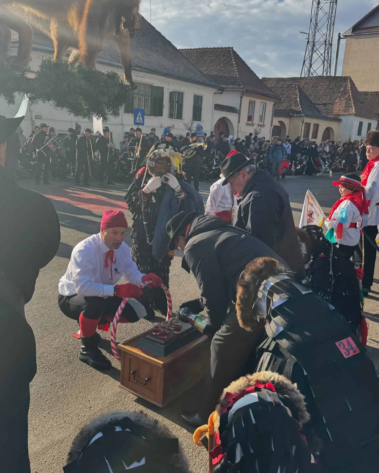 Mii de oameni prezenți duminică la cel mai spectaculos eveniment al începutului de an în județul Sibiu. Tradiția lolelor, readusă la viață la Agnita (video foto)