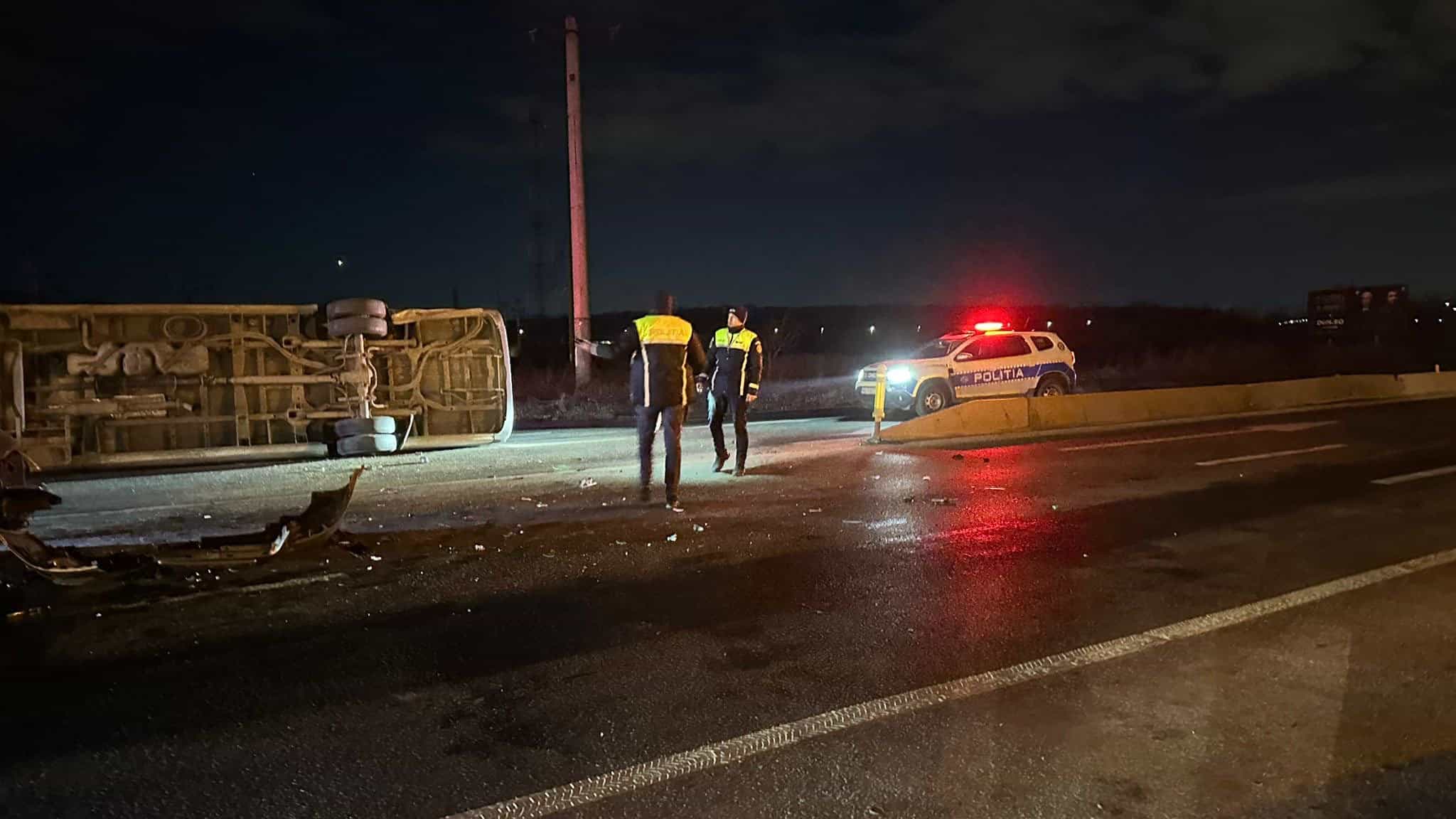 Microbuz izbit de o mașină la ieșirea din Veștem pe DN1 spre Sibiu. O tânără din Vâlcea, rănită