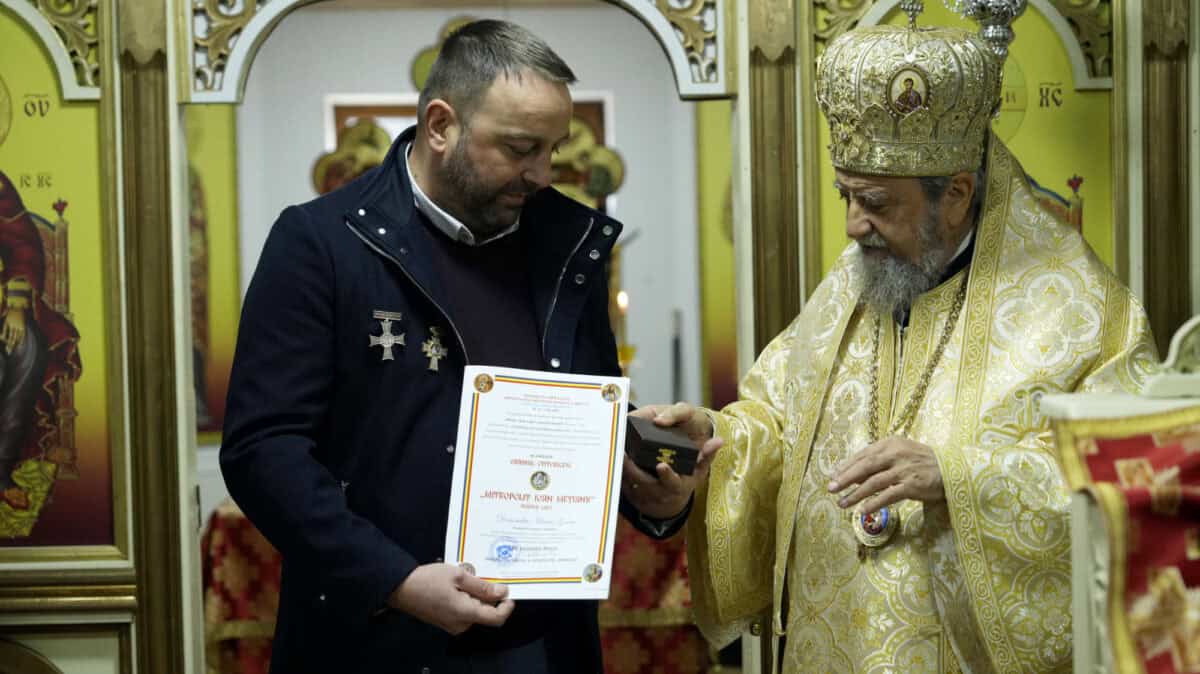 Liturghie arhierescă la Șelimbăr. Primarul Marius Grecu a primit Ordinul Ctitoricesc pentru laici de la Mitropolitul Ardealului (foto)