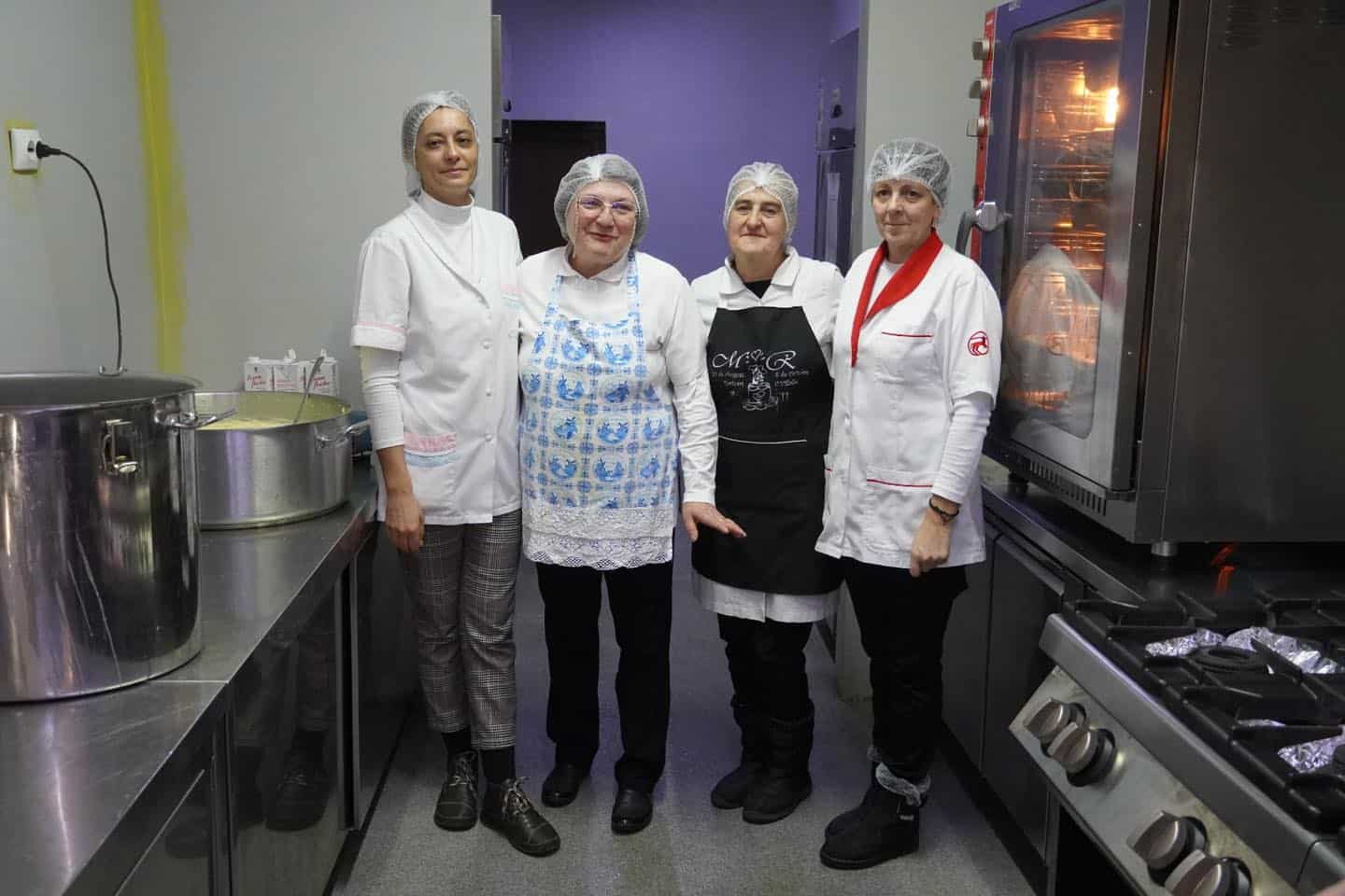 Tanti Cornelia din Rășinari gătește zilnic pentru 600 de copii. Pe chef Scărlătescu l-a dat gata cu ”scoica” rășinăreană