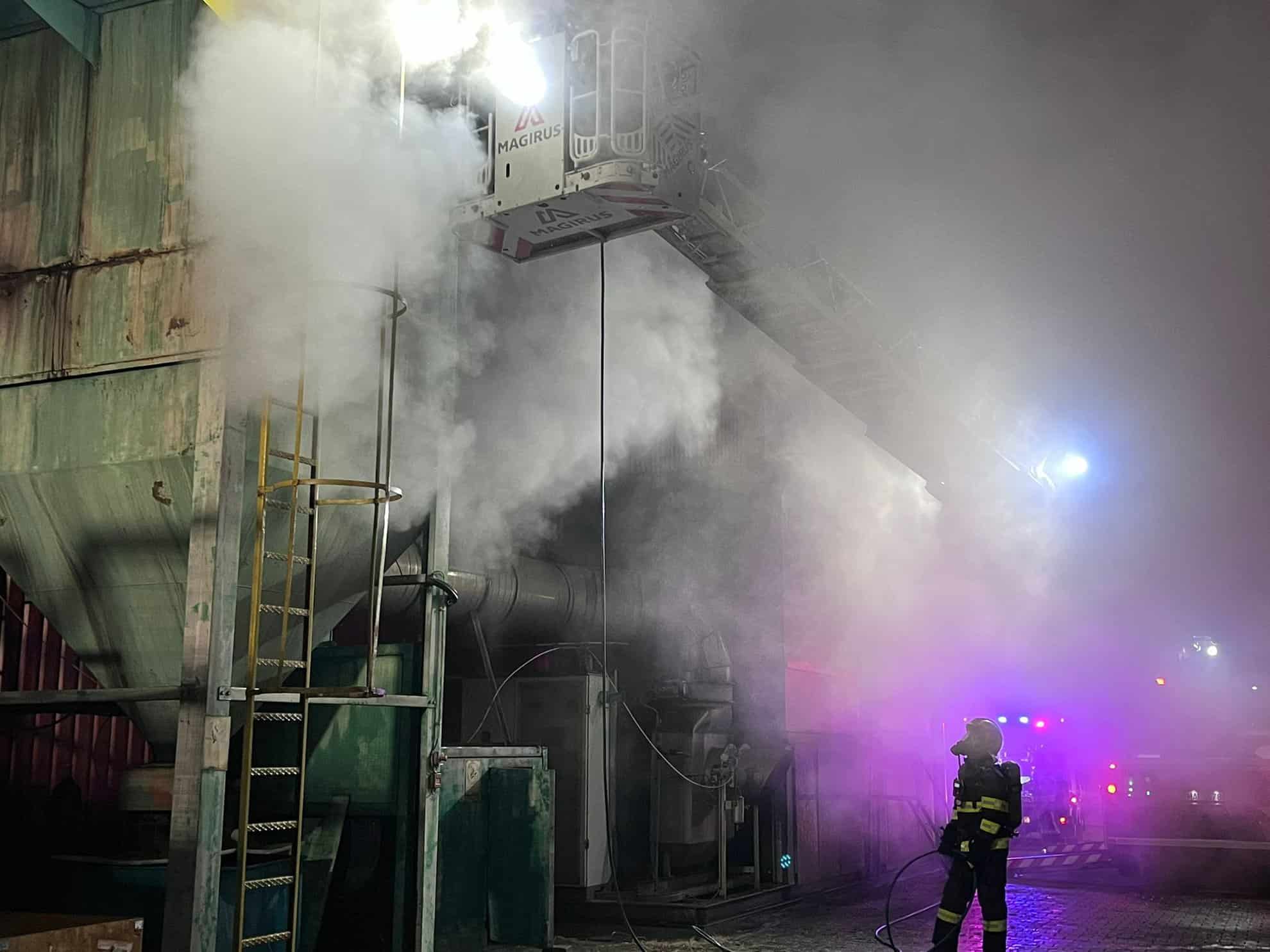 Incendiul de la fabrica de componente auto Caucho. Aproape 100 de oameni s-au autoevacuat (foto)