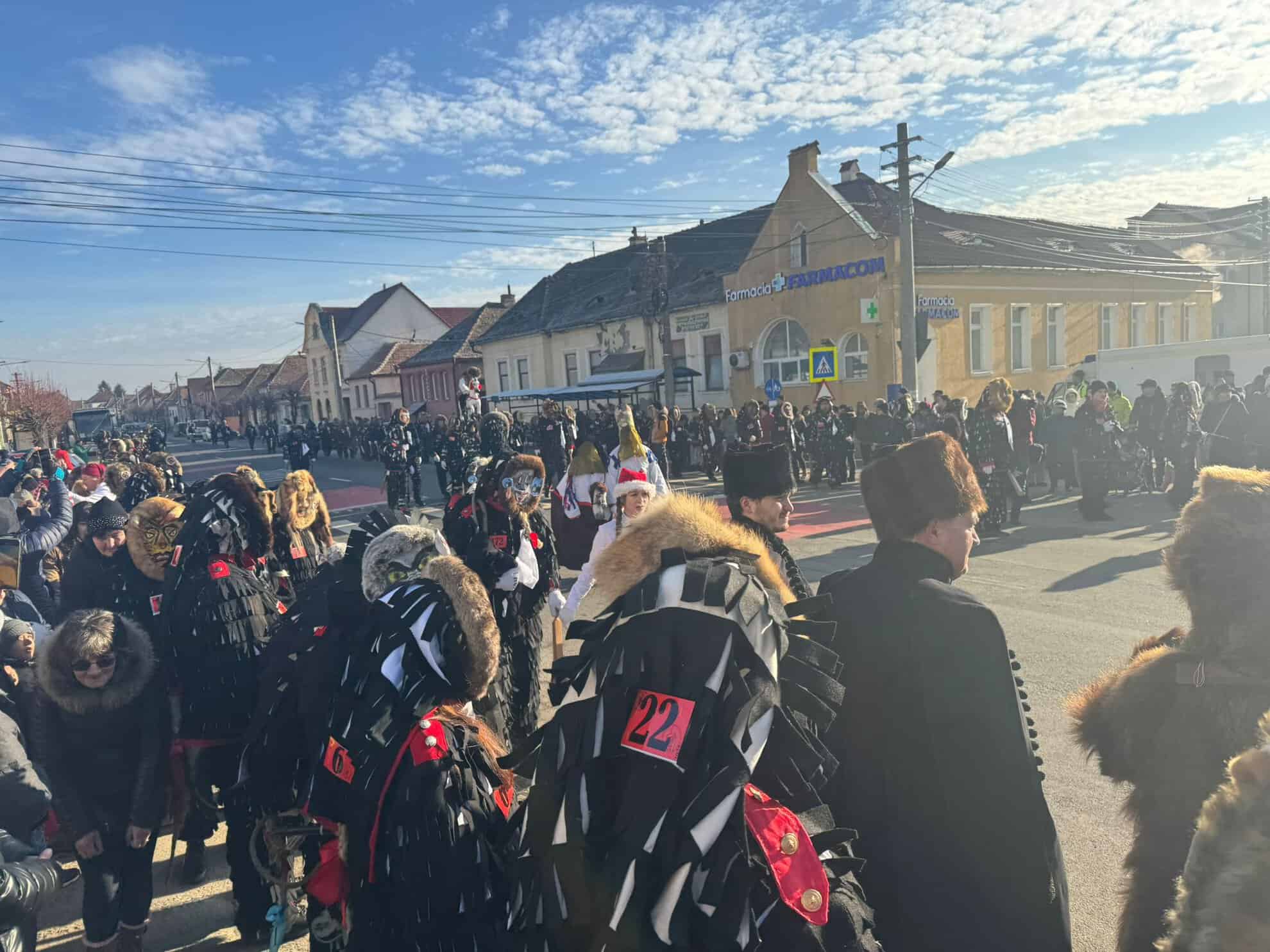 Mii de oameni prezenți duminică la cel mai spectaculos eveniment al începutului de an în județul Sibiu. Tradiția lolelor, readusă la viață la Agnita (video foto)