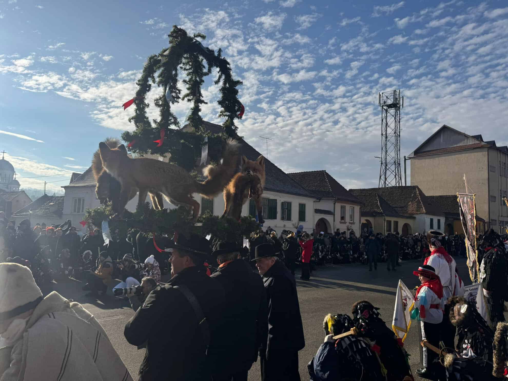 Mii de oameni prezenți duminică la cel mai spectaculos eveniment al începutului de an în județul Sibiu. Tradiția lolelor, readusă la viață la Agnita (video foto)