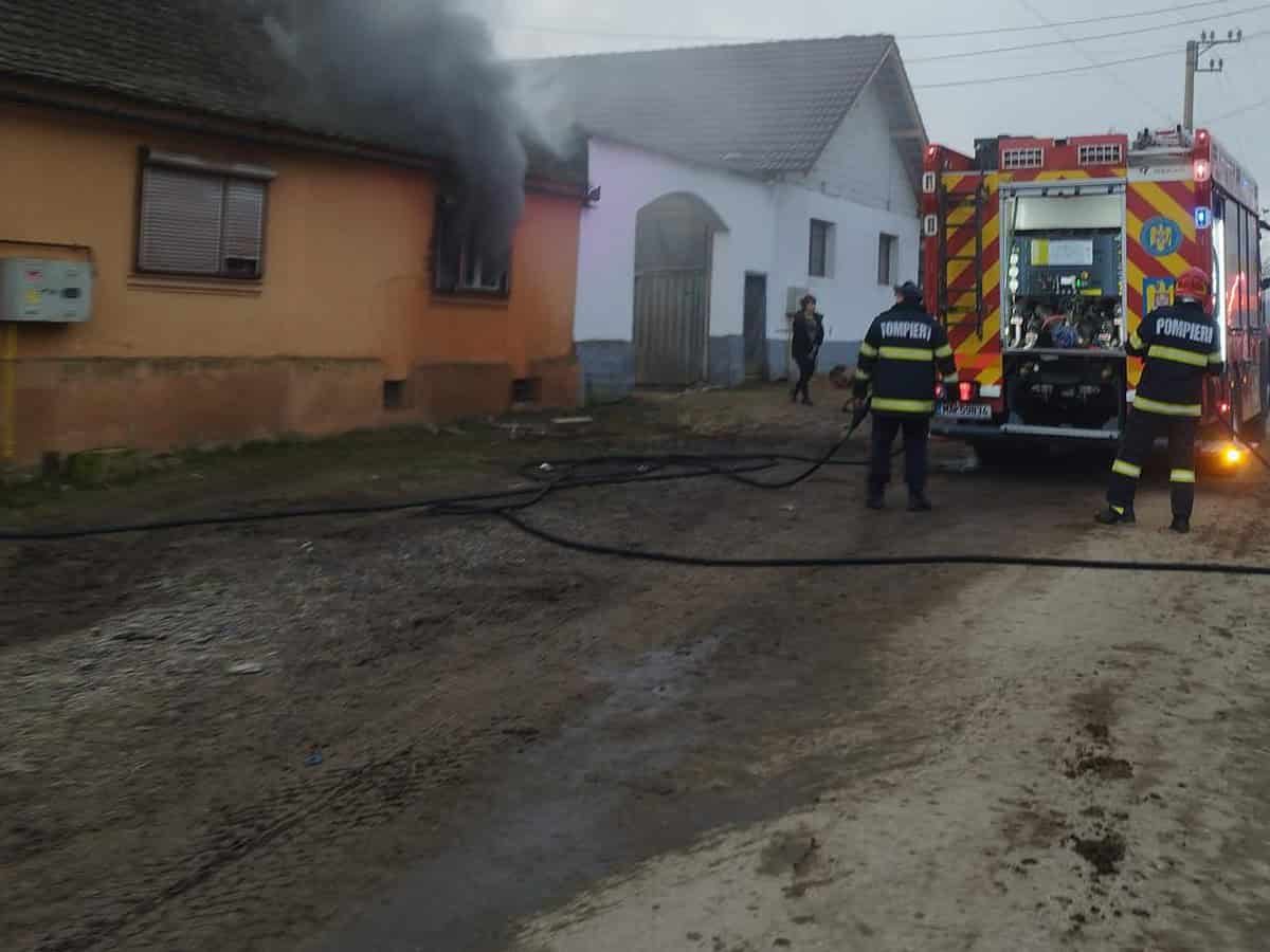 Incendiu la o locuință din Săcădate. Pompierii au intervenit rapid (foto)