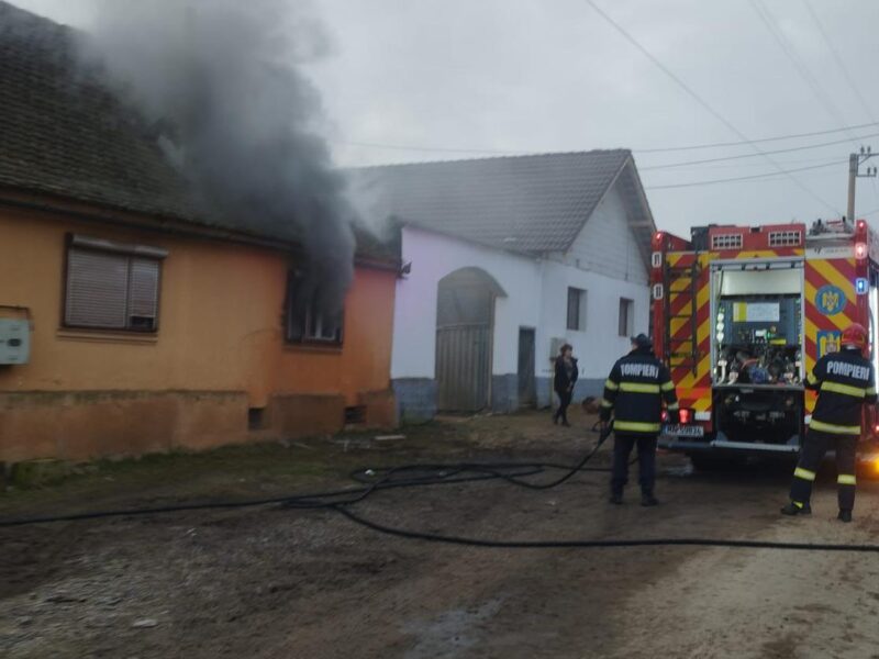 Incendiu la o locuință din Săcădate. Pompierii au intervenit rapid (foto)