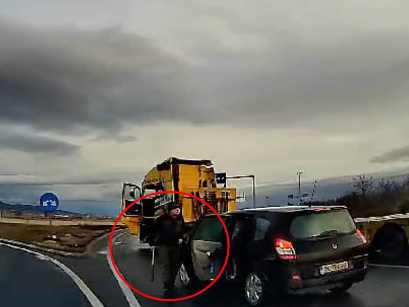 Altercație în trafic la Sibiu. Șofer amenințat cu o bâtă (video)