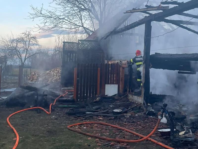 Incendiu la o gospodărie din Arpașu de Sus. A ars în totalitate (foto)