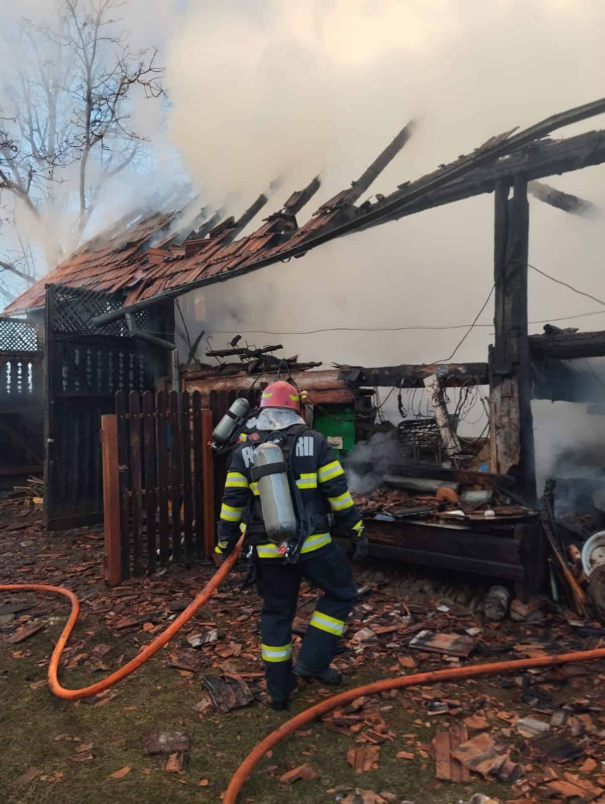 Incendiu la o gospodărie din Arpașu de Sus. A ars în totalitate (foto)