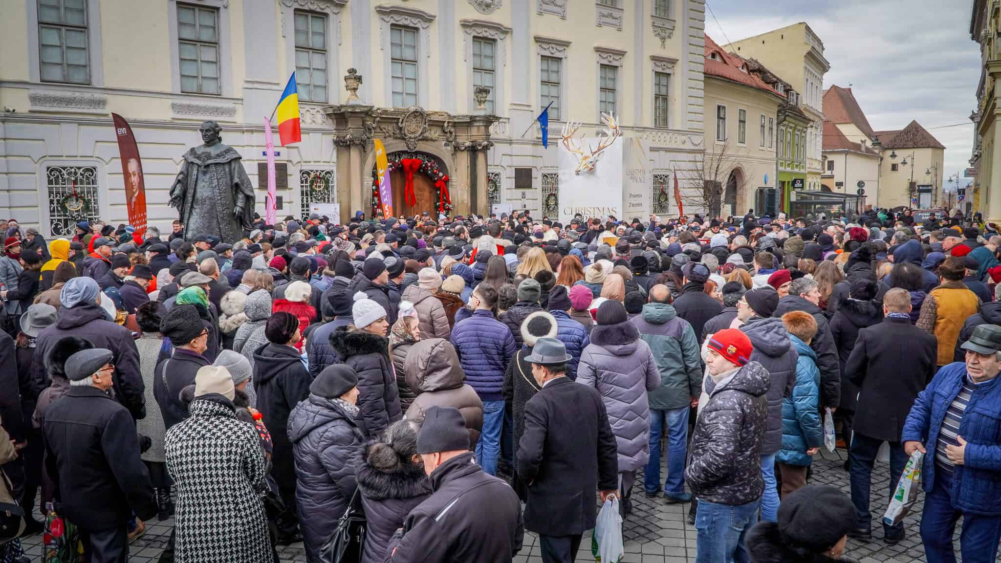 Înghesuială de Bobotează în Piața Mare. Sibienii s-au îmbulzit să ia agheasmă (foto video)