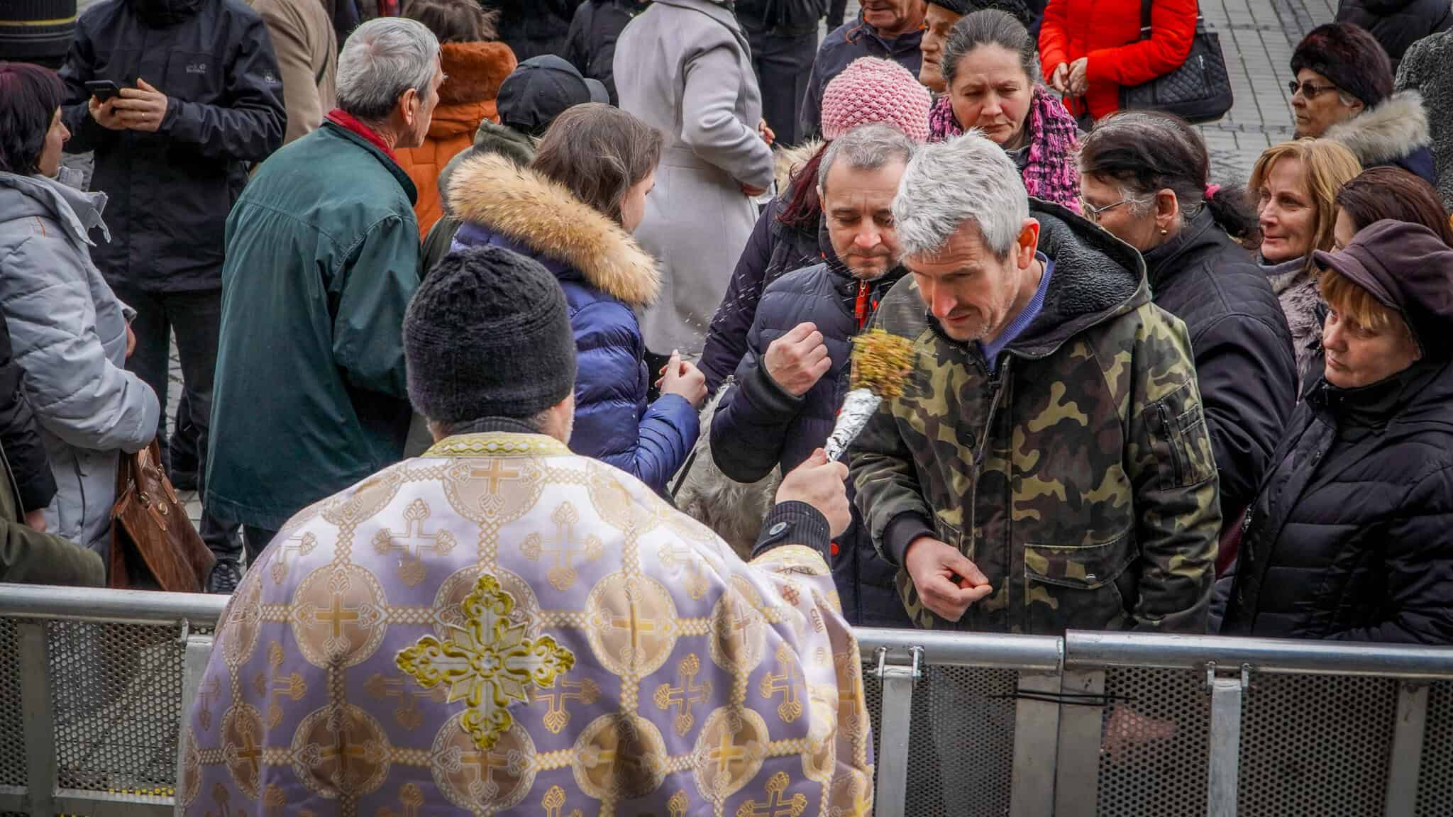 Înghesuială de Bobotează în Piața Mare. Sibienii s-au îmbulzit să ia agheasmă (foto video)