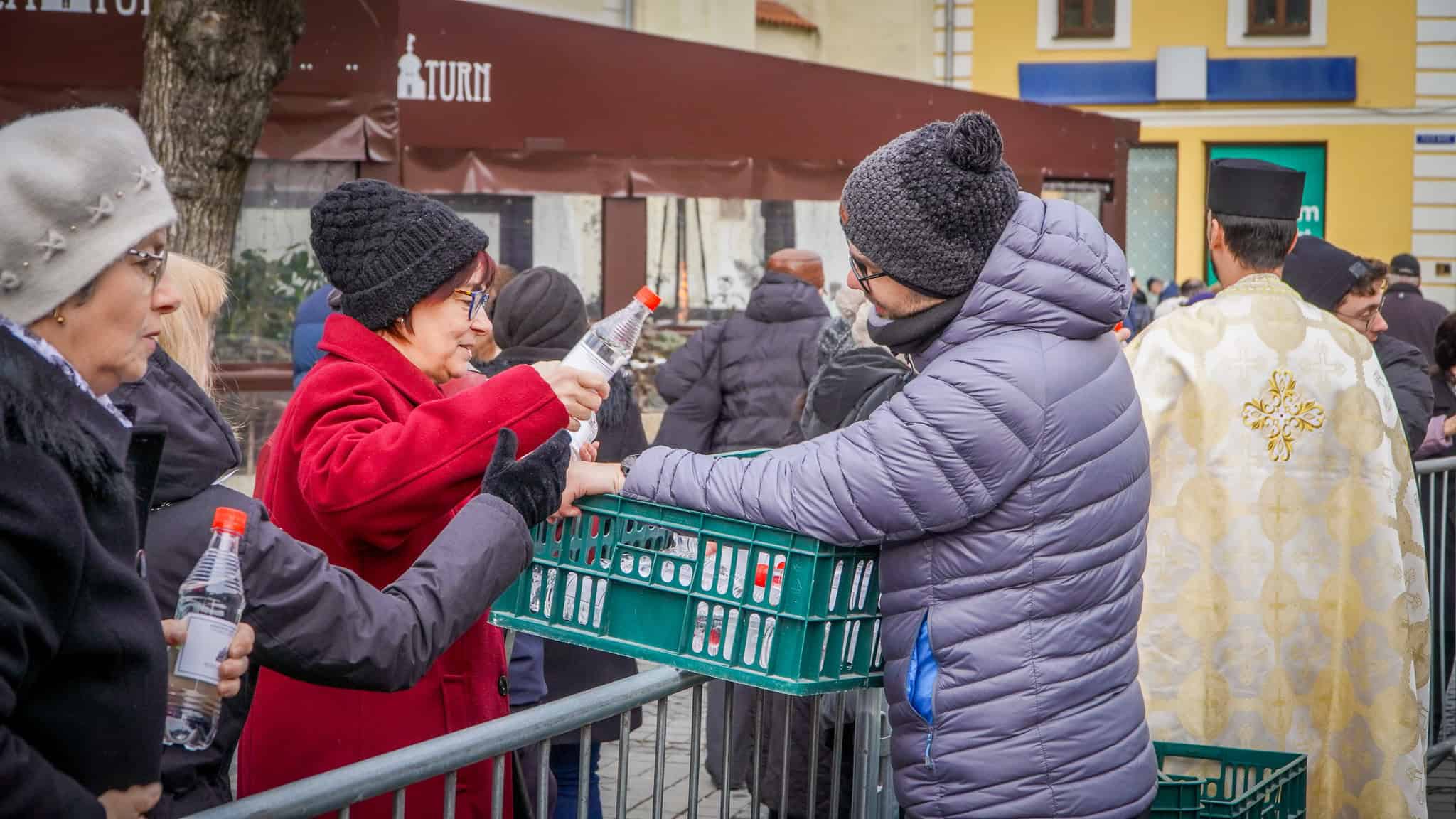 Înghesuială de Bobotează în Piața Mare. Sibienii s-au îmbulzit să ia agheasmă (foto video)