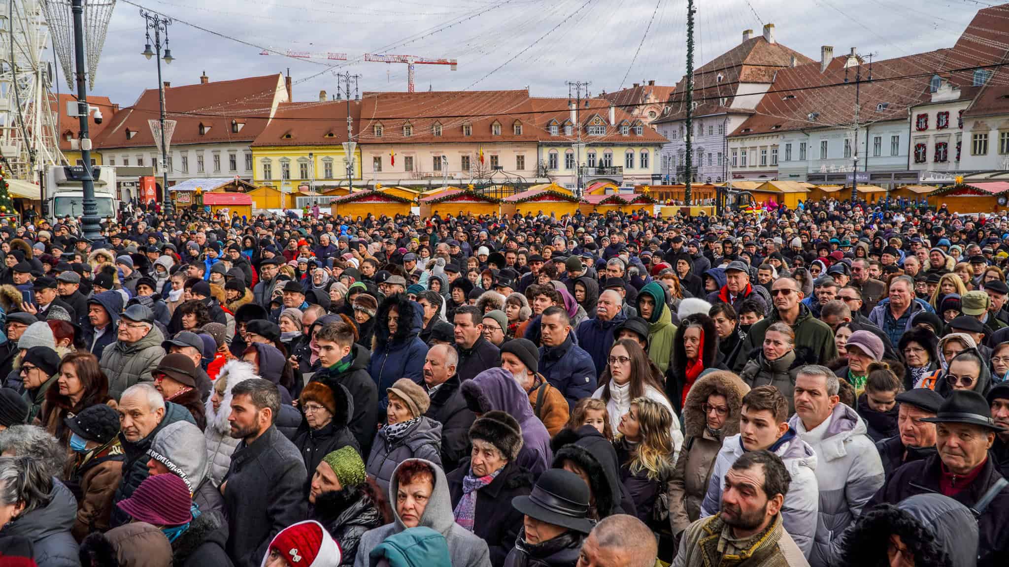 Înghesuială de Bobotează în Piața Mare. Sibienii s-au îmbulzit să ia agheasmă (foto video)