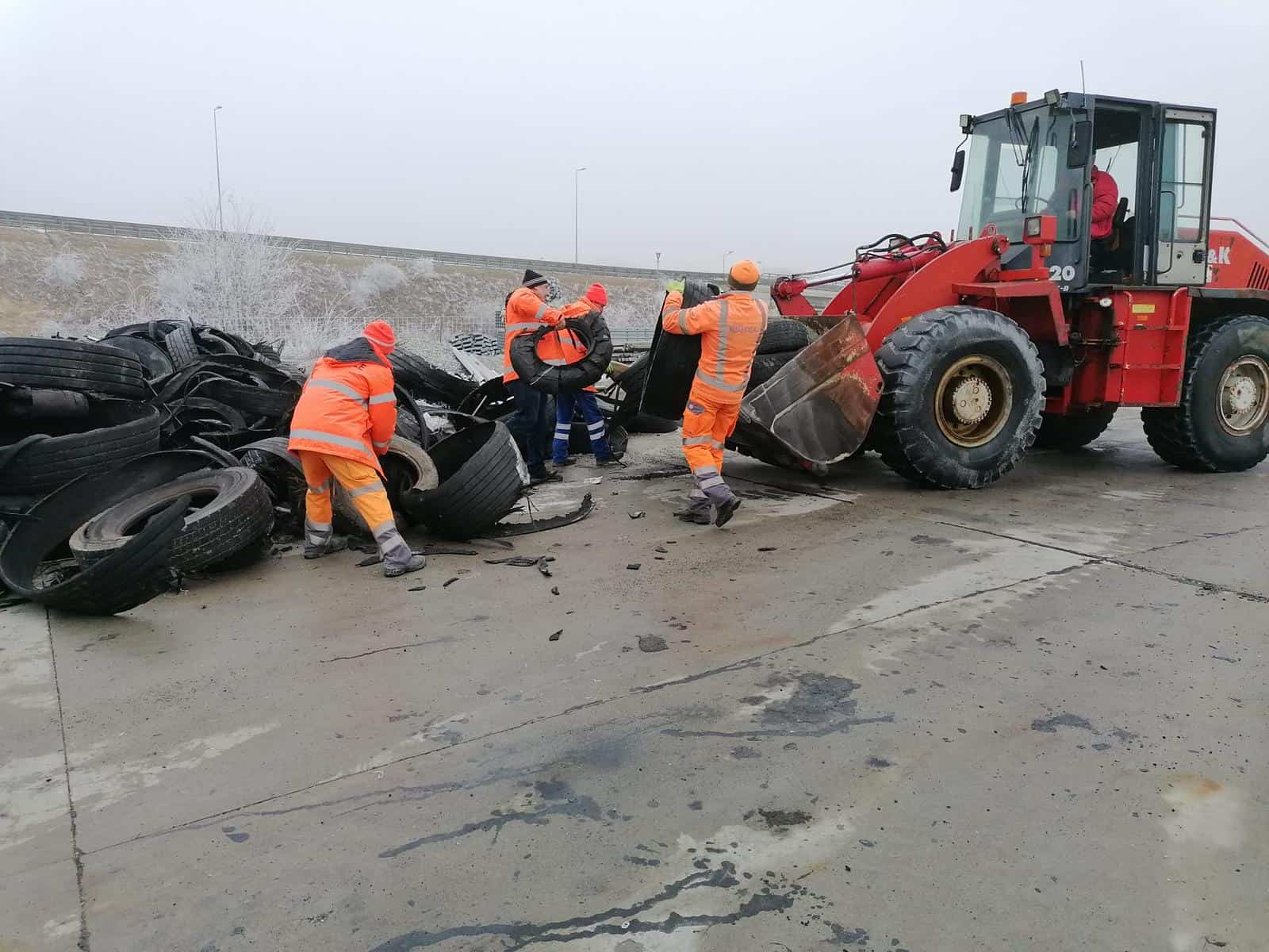 Un camion de anvelope uzate "recoltate" de pe marginea autostrăzii A1 în județul Sibiu (foto)