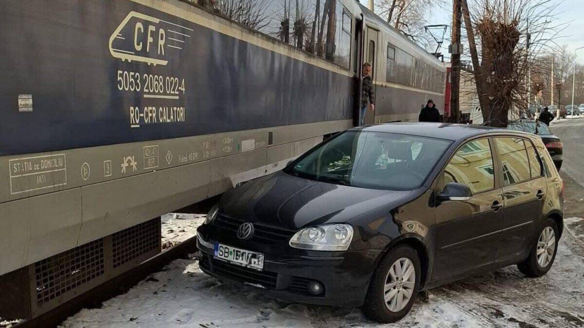 Mașină din Sibiu lovită de un tren la Vatra Dornei. Era parcată prea aproape de calea ferată (foto)