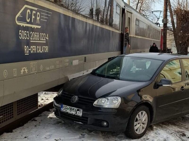 Mașină din Sibiu lovită de un tren la Vatra Dornei. Era parcată prea aproape de calea ferată (foto)