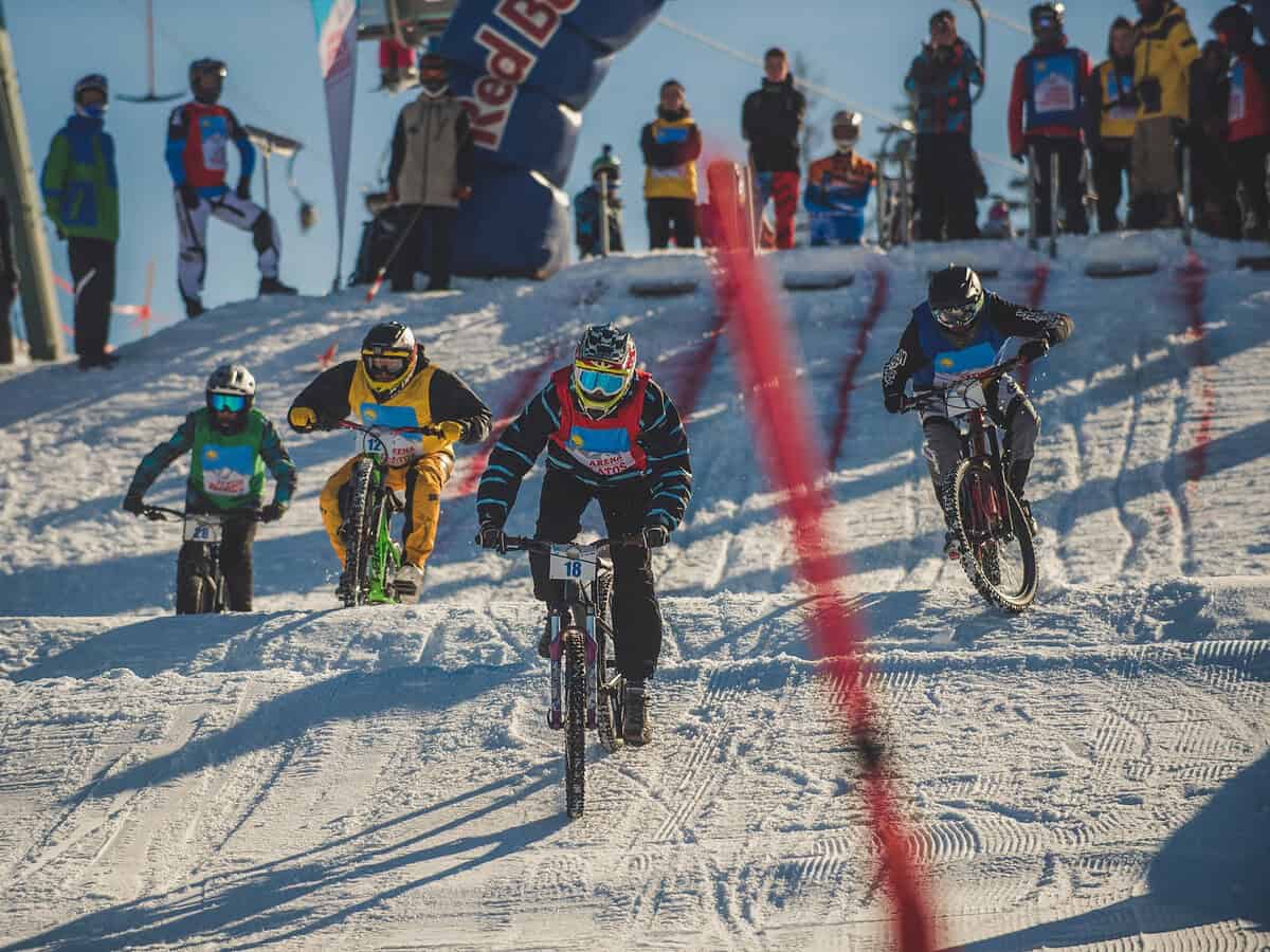 Adrenalină și spectacol la Păltiniș Arena. Bicicliști, schiori și snowboarderi se întrec pe zăpadă