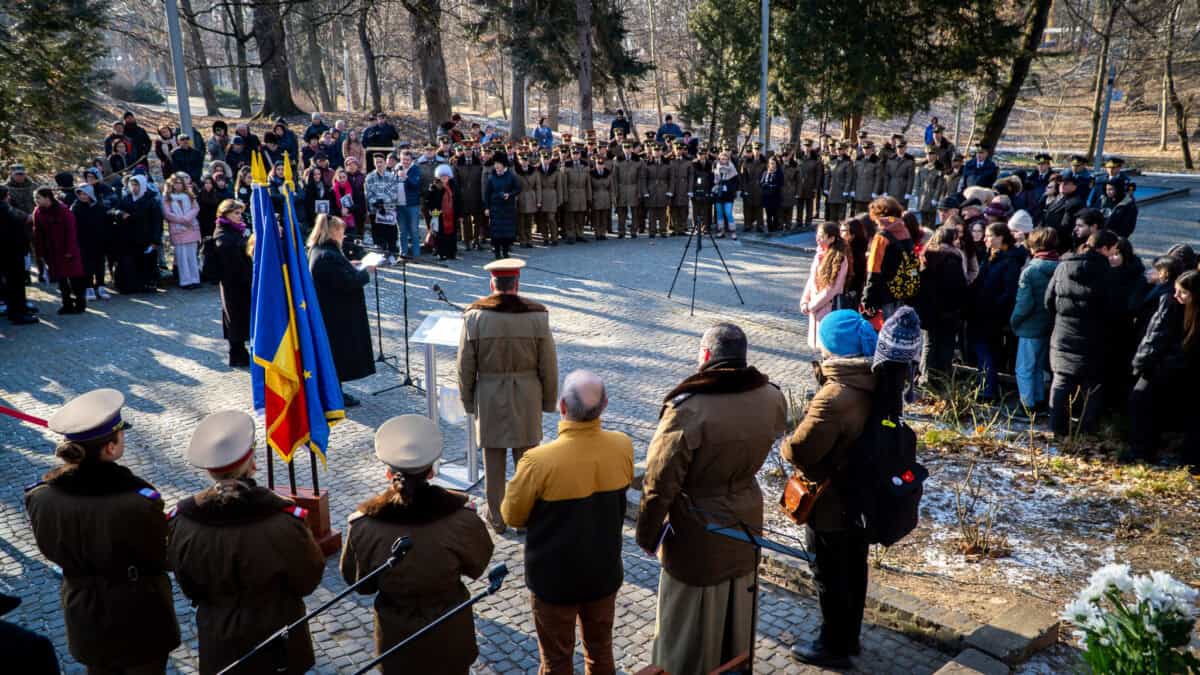 Mihai Eminescu, omagiat la statuia din Parcul Sub Arini. "Dacă lua condeiul în mână, ne limpezea pe toți" (foto video)