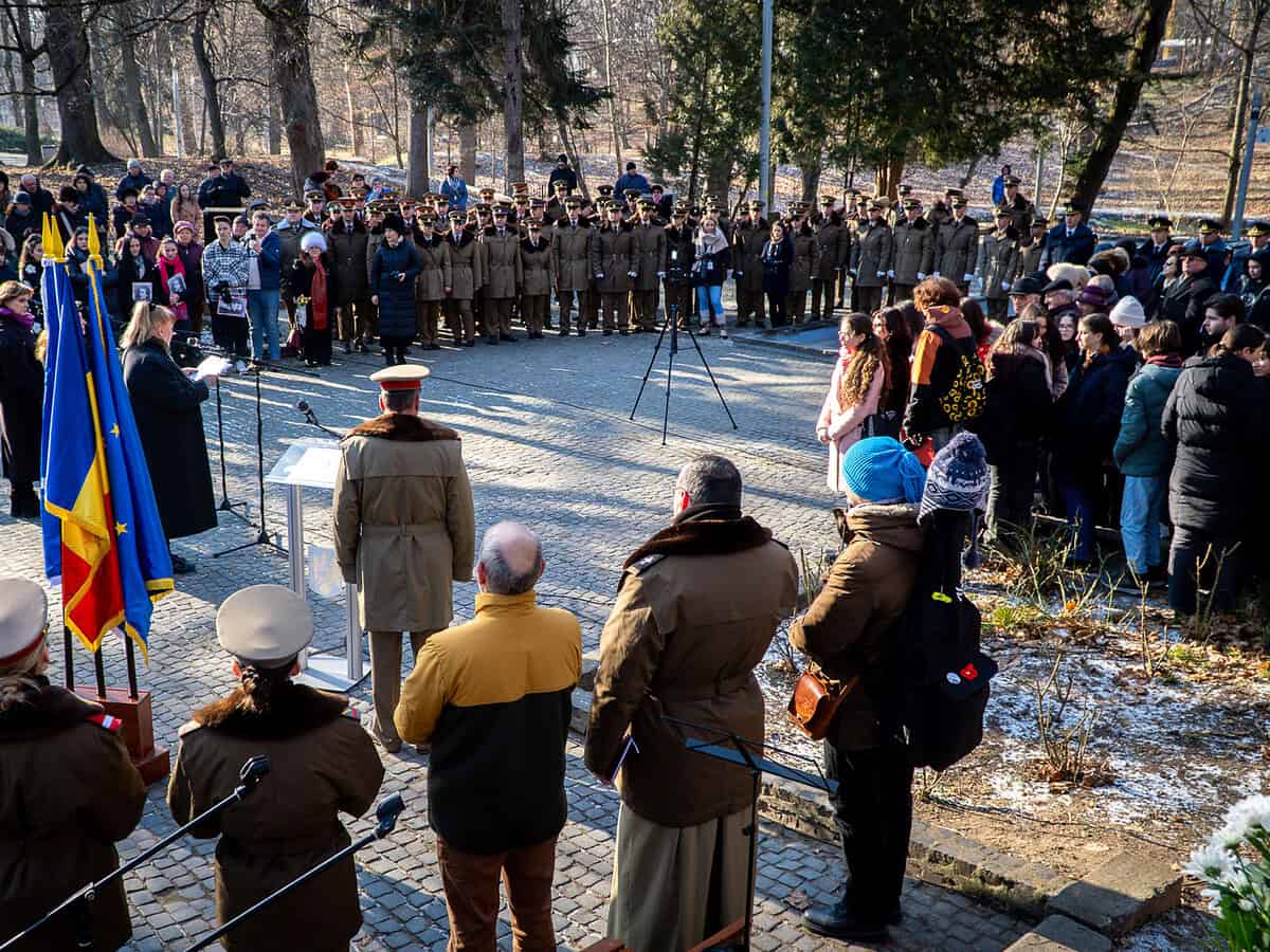 Mihai Eminescu, omagiat la statuia din Parcul Sub Arini. "Dacă lua condeiul în mână, ne limpezea pe toți" (foto video)