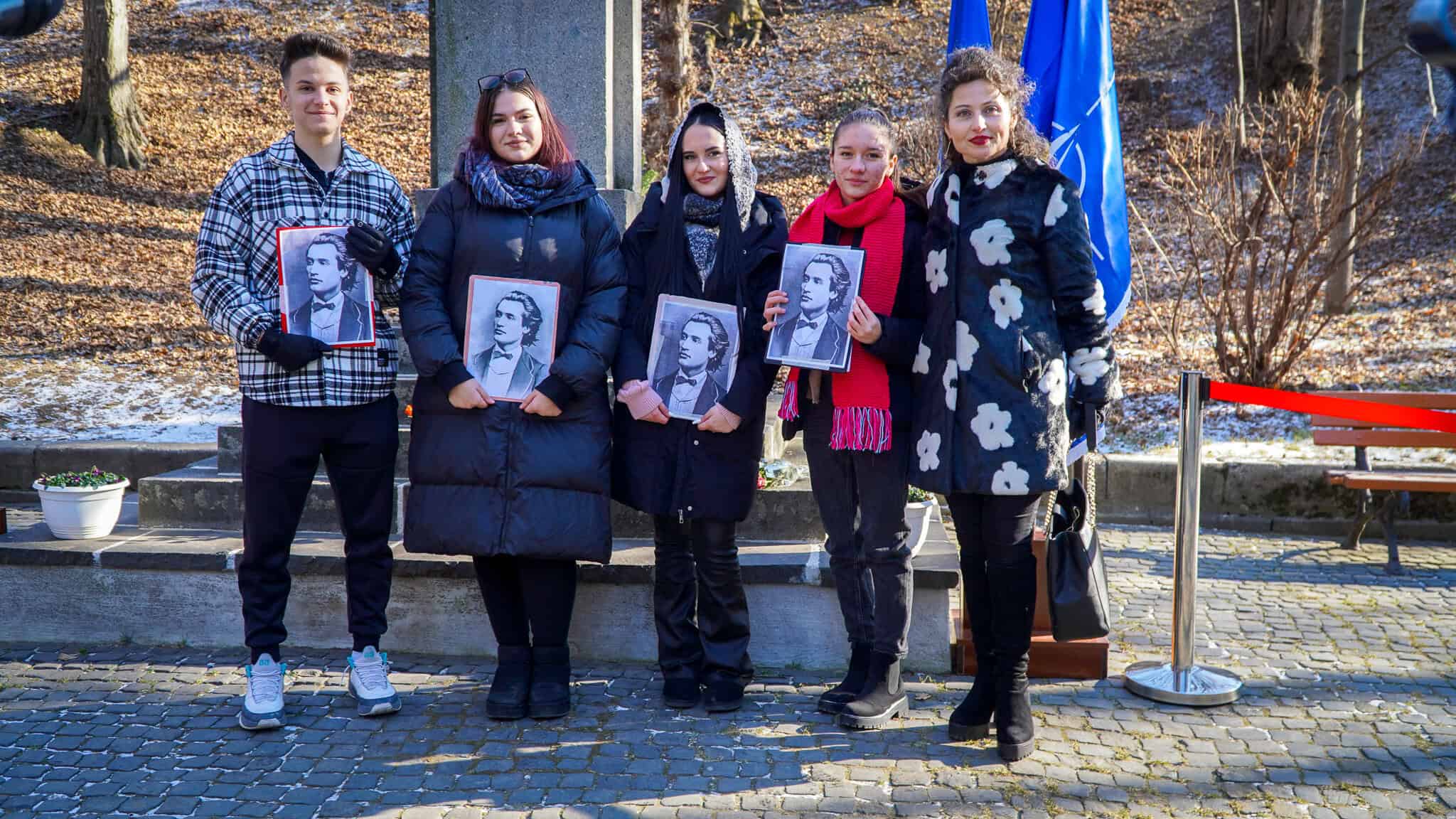 Mihai Eminescu, omagiat la statuia din Parcul Sub Arini. "Dacă lua condeiul în mână, ne limpezea pe toți" (foto video)