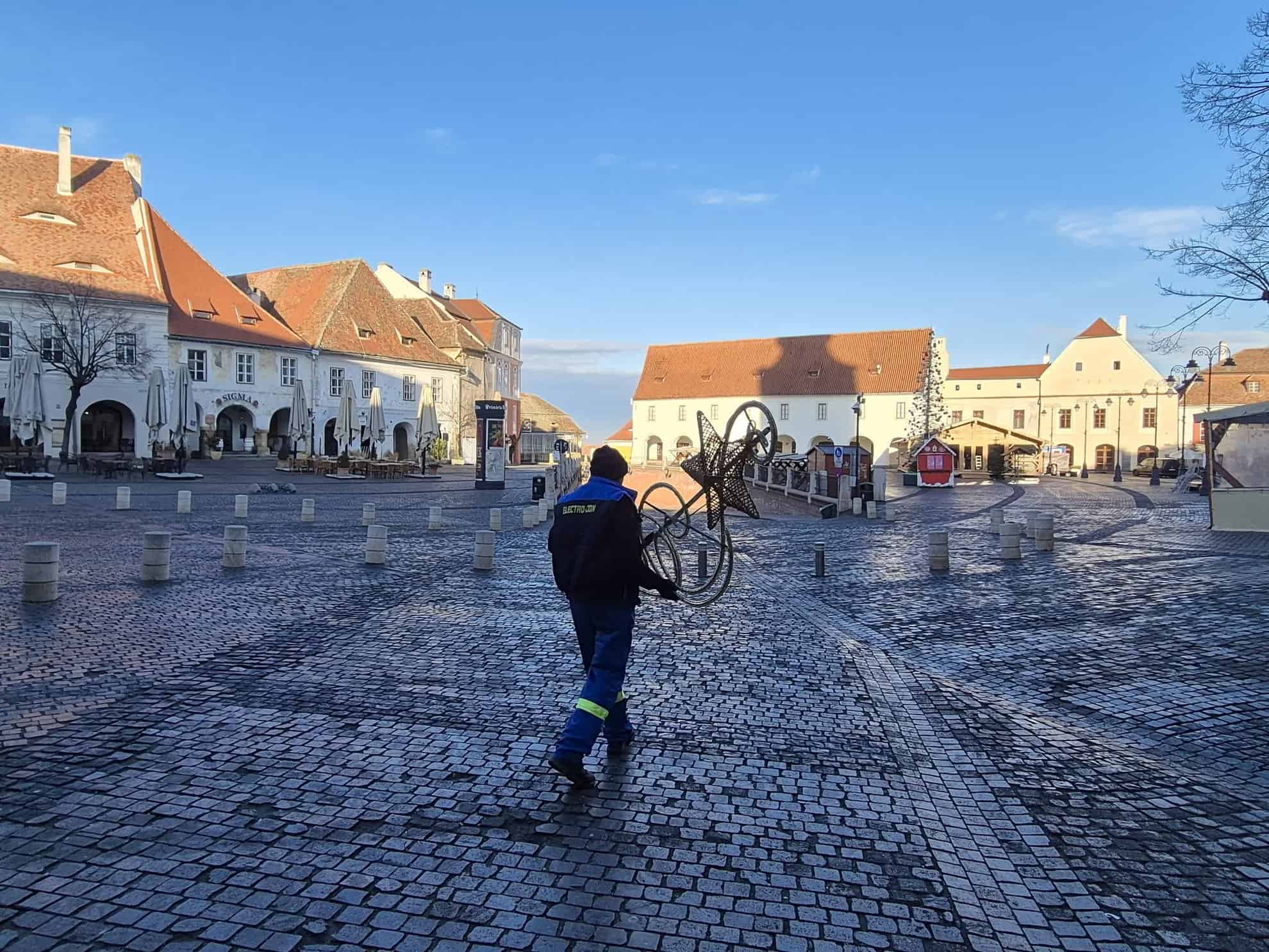 Primăria Sibiu a început demontarea iluminatului festiv din oraș (foto)