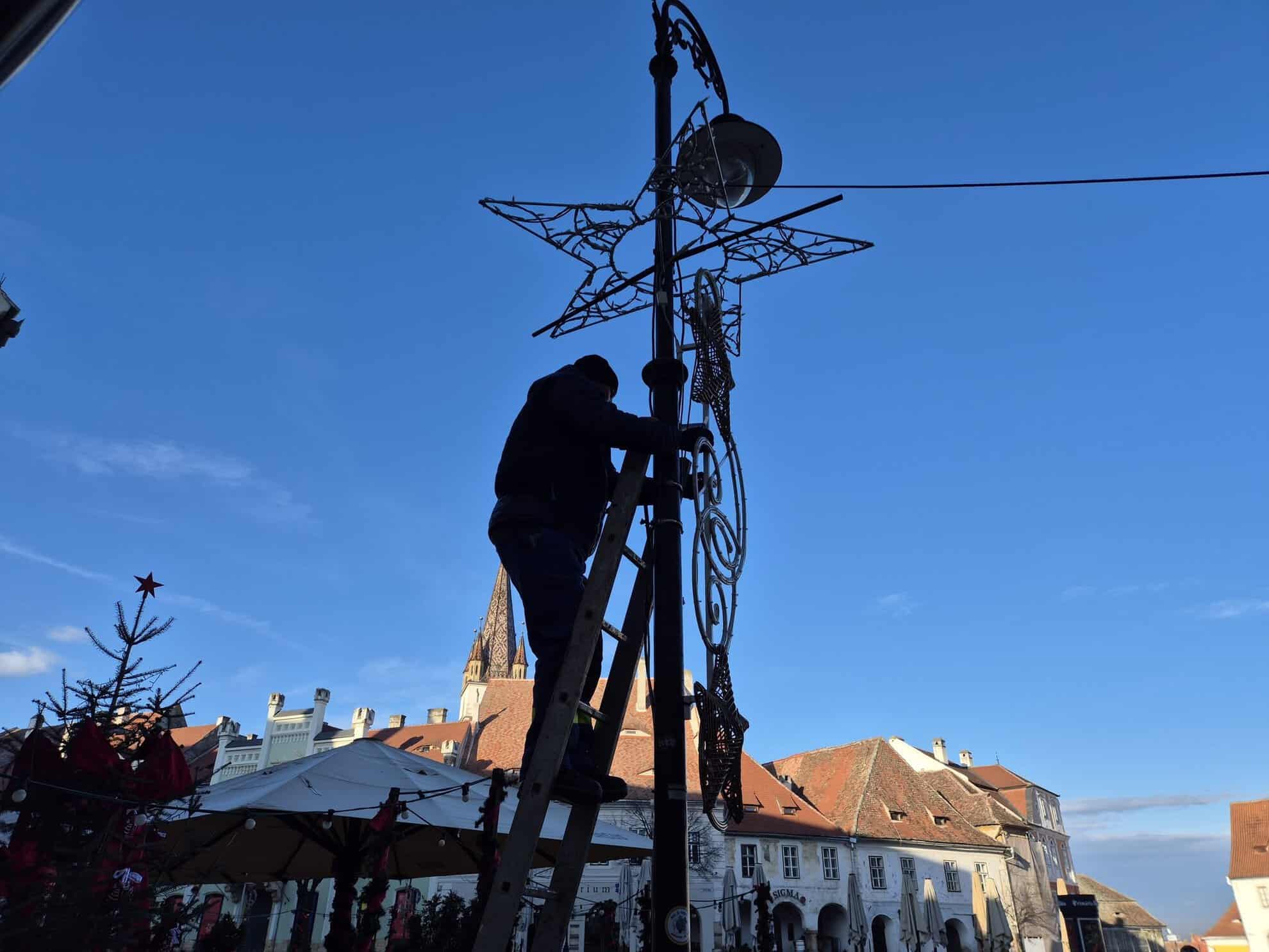 Primăria Sibiu a început demontarea iluminatului festiv din oraș (foto)