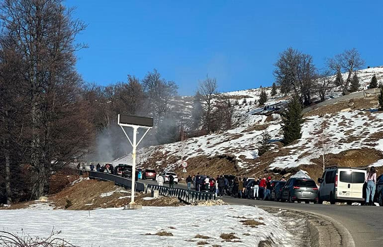 O mașină a luat foc joi pe Transalpina