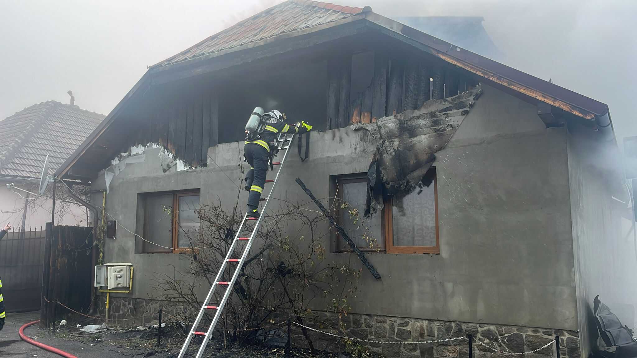 Casă din Avrig cuprinsă de flăcări. A luat foc acoperișul